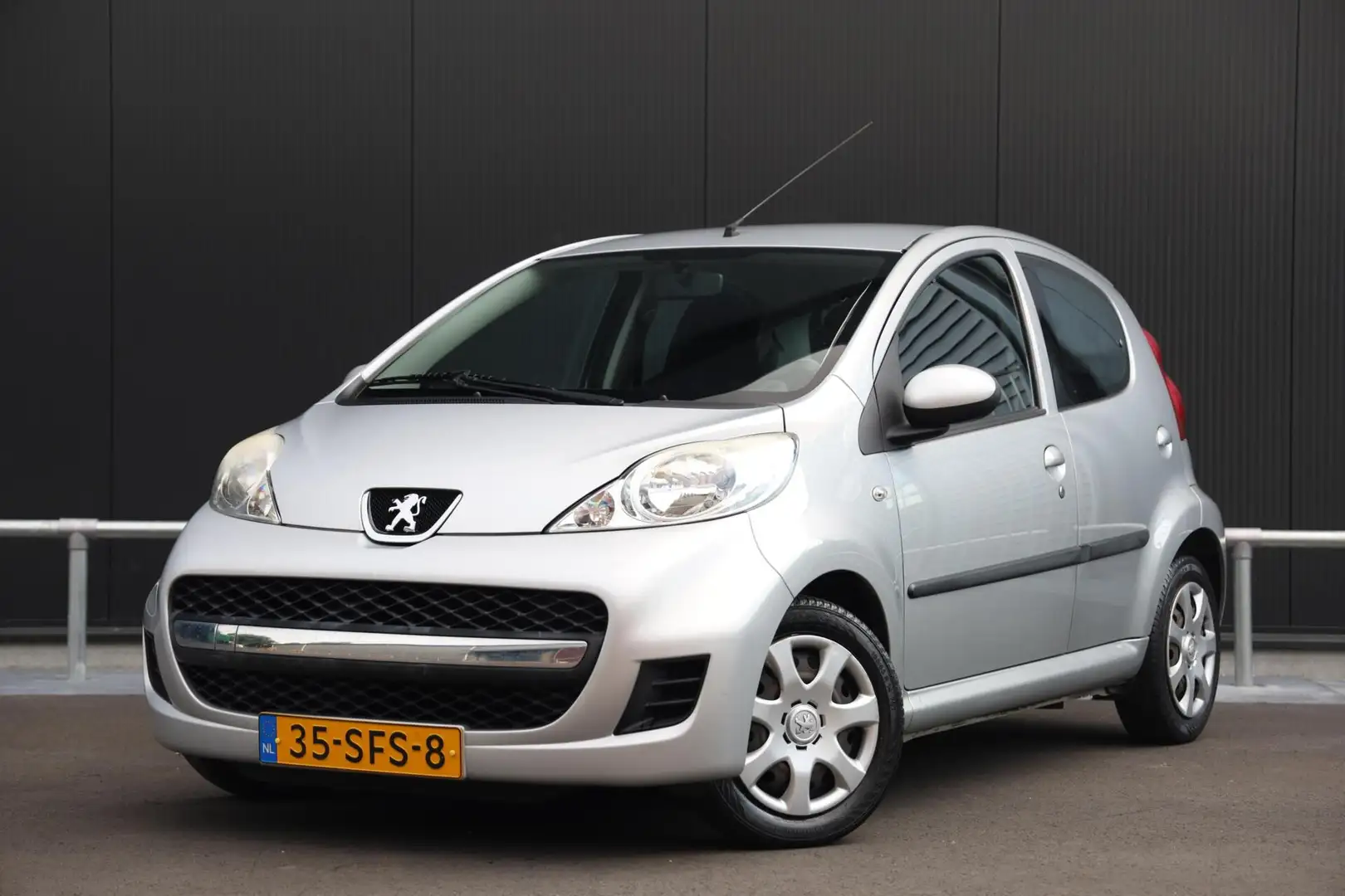 Peugeot 107 1.0-12V XS 5-Deurs Airco Radio Slechts 52dkm! Grijs - 1