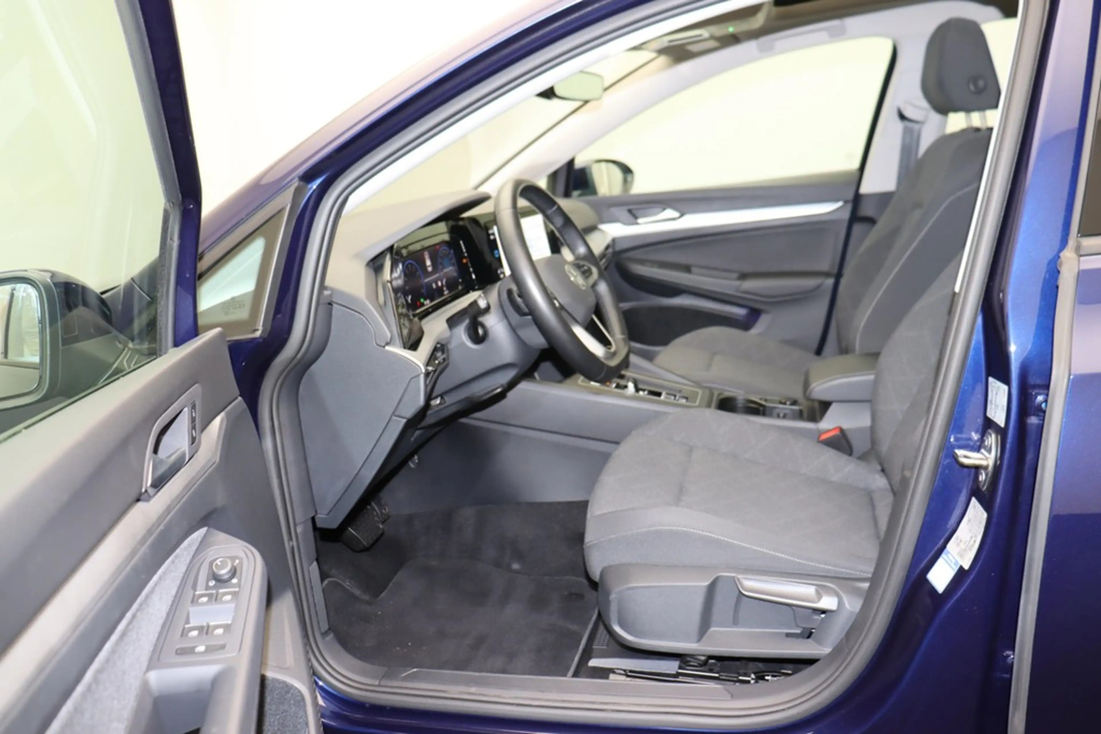 Volkswagen Golf Variant 1.5 l eTSI Life LED Navi ACC Pano — photo 8