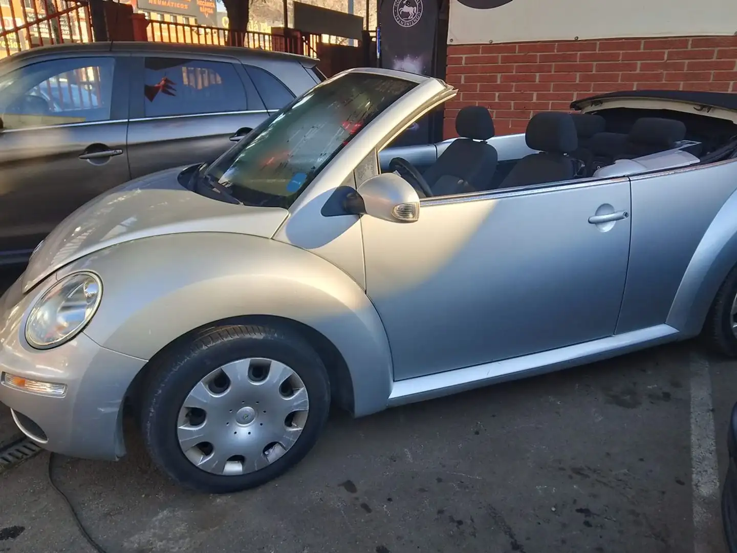 Volkswagen Beetle Cabrio. 1.6 Plateado - 1