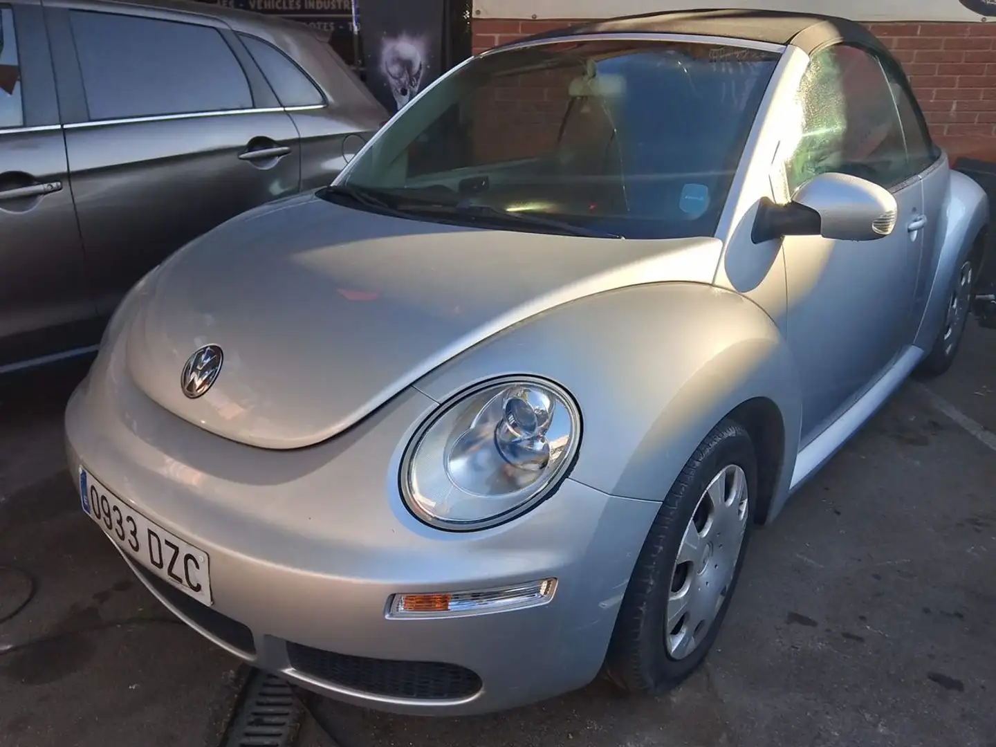Volkswagen Beetle Cabrio. 1.6 Plateado - 2