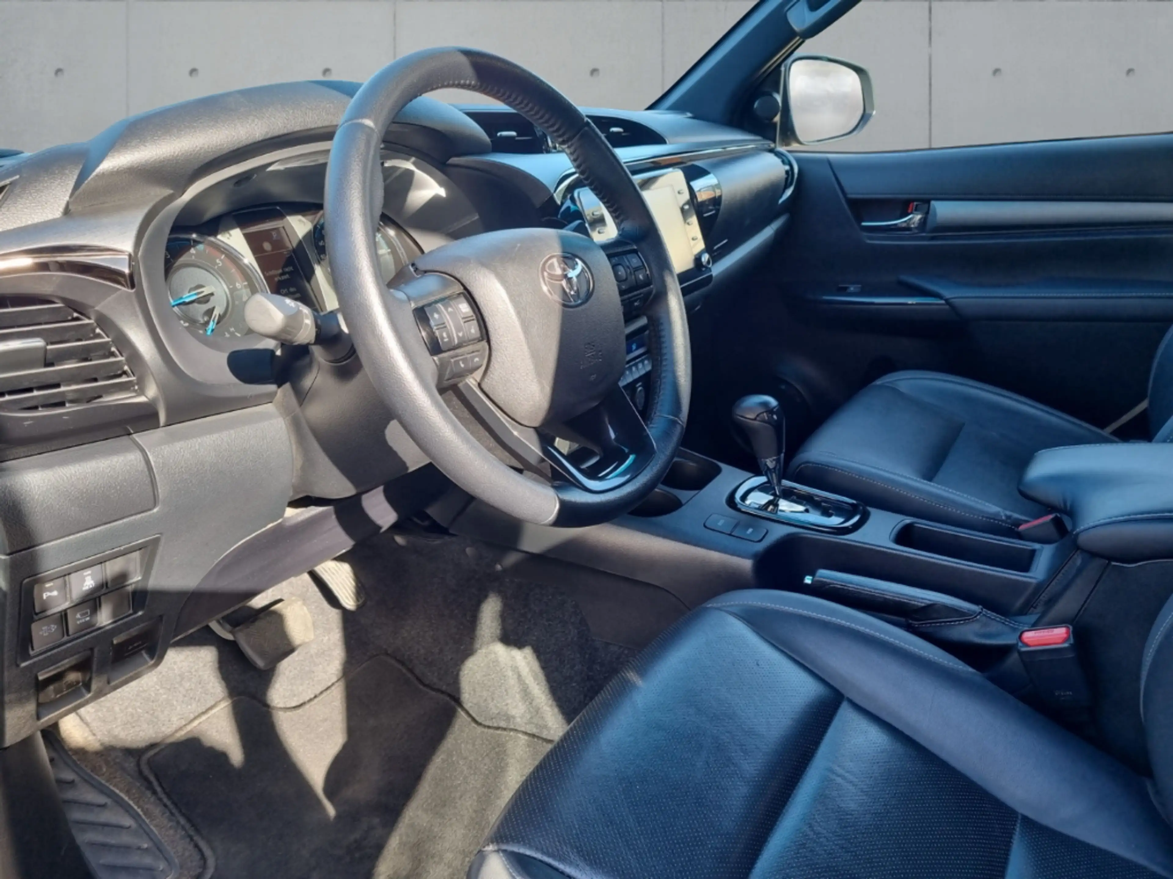 Toyota Hilux Double Cab Invincible 4x4*AHK*Rolo*M+S*Leder*SHZ*N — photo 9