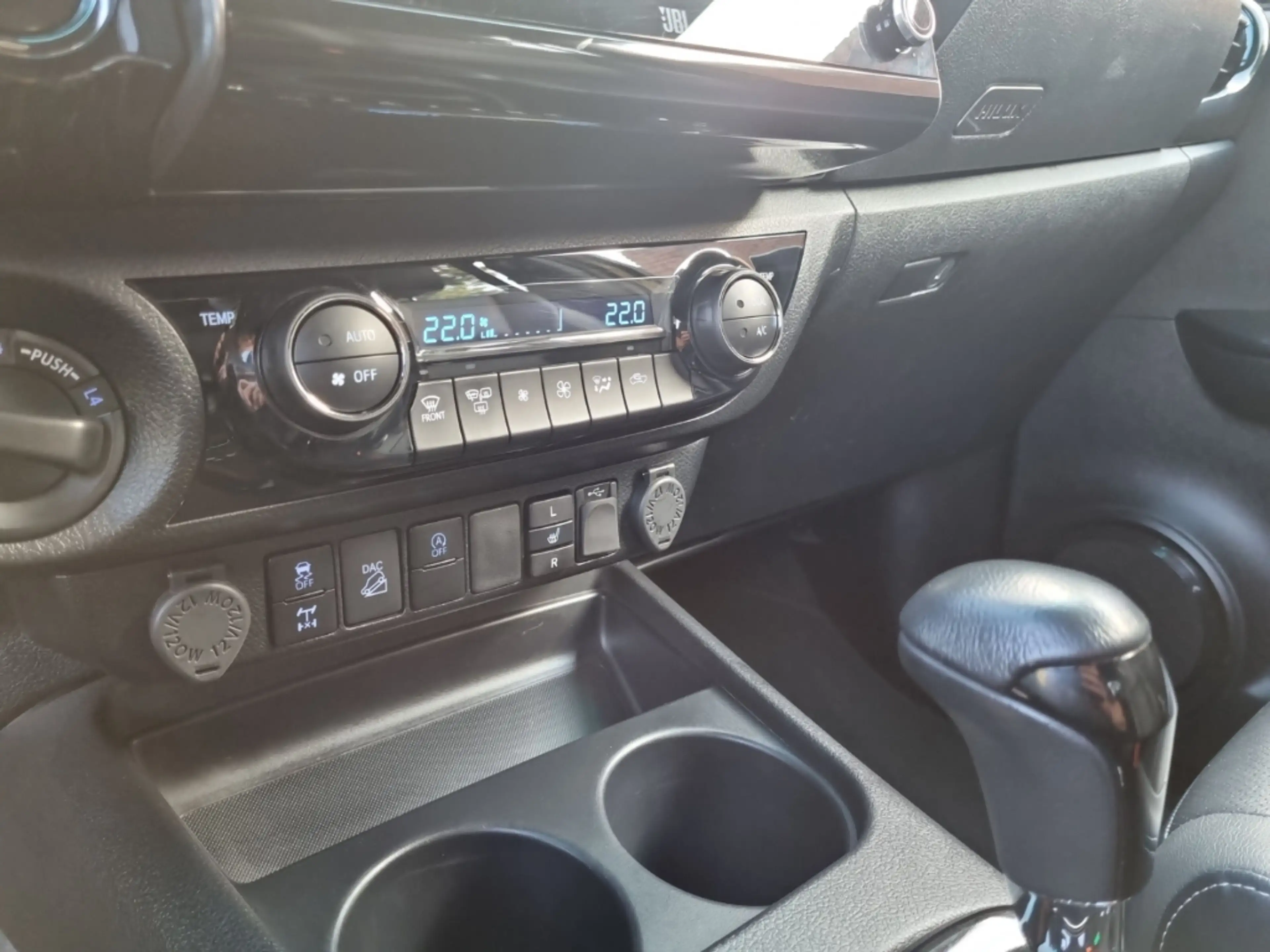 Toyota Hilux Double Cab Invincible 4x4*AHK*Rolo*M+S*Leder*SHZ*N — photo 17