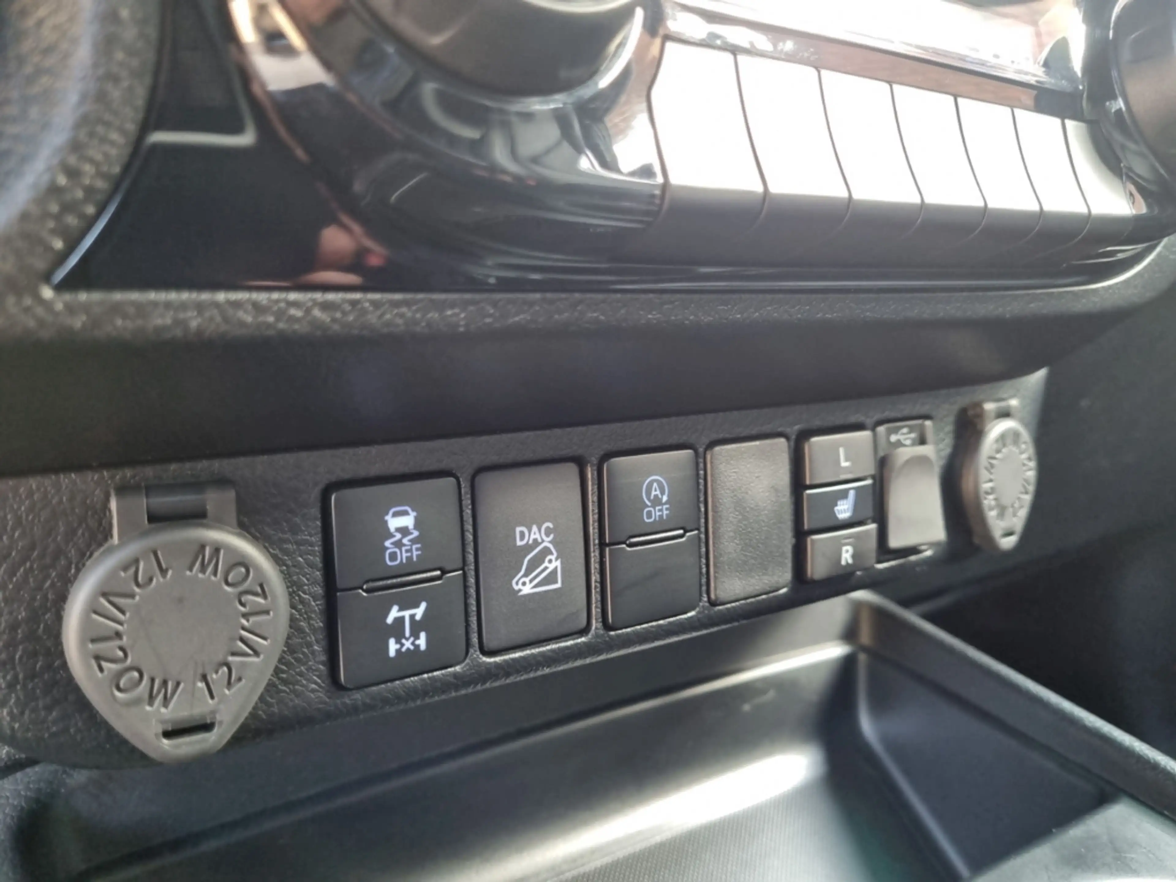 Toyota Hilux Double Cab Invincible 4x4*AHK*Rolo*M+S*Leder*SHZ*N — photo 27