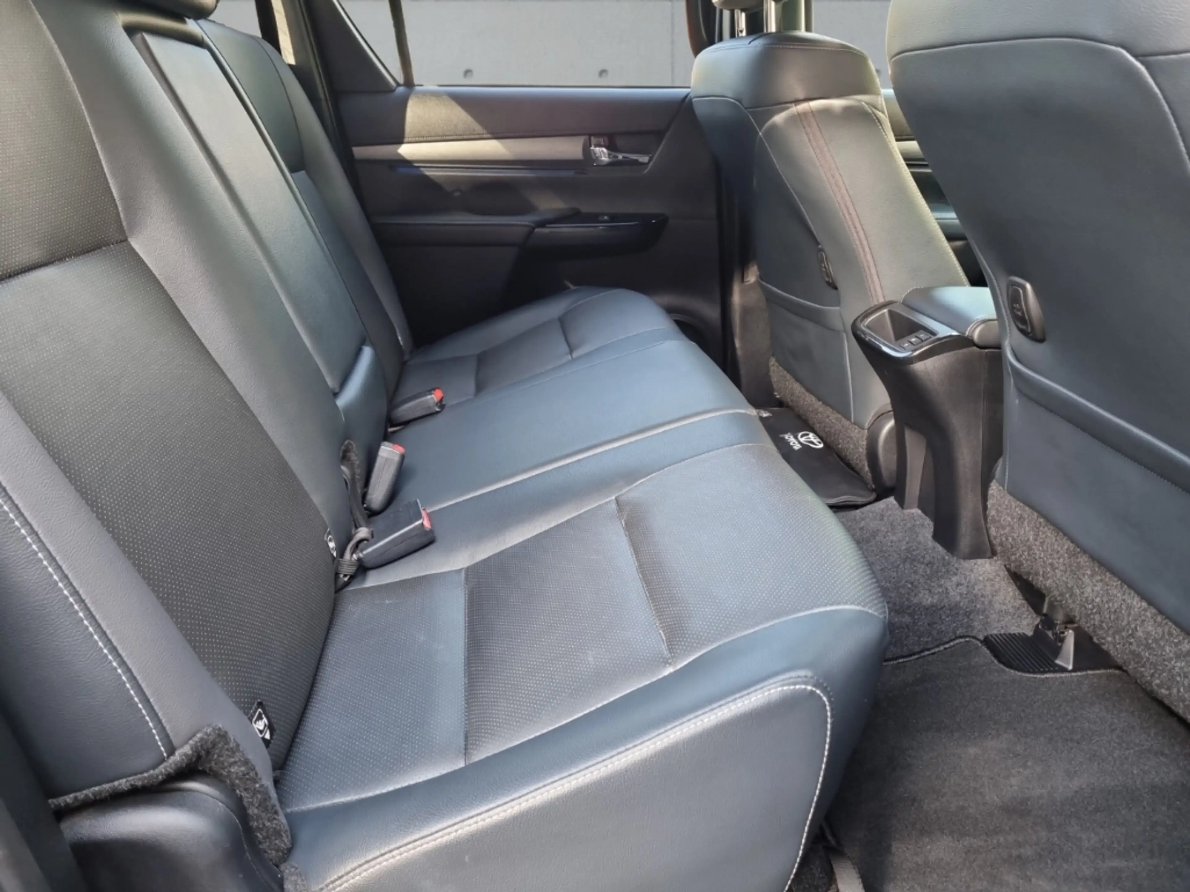 Toyota Hilux Double Cab Invincible 4x4*AHK*Rolo*M+S*Leder*SHZ*N — photo 11