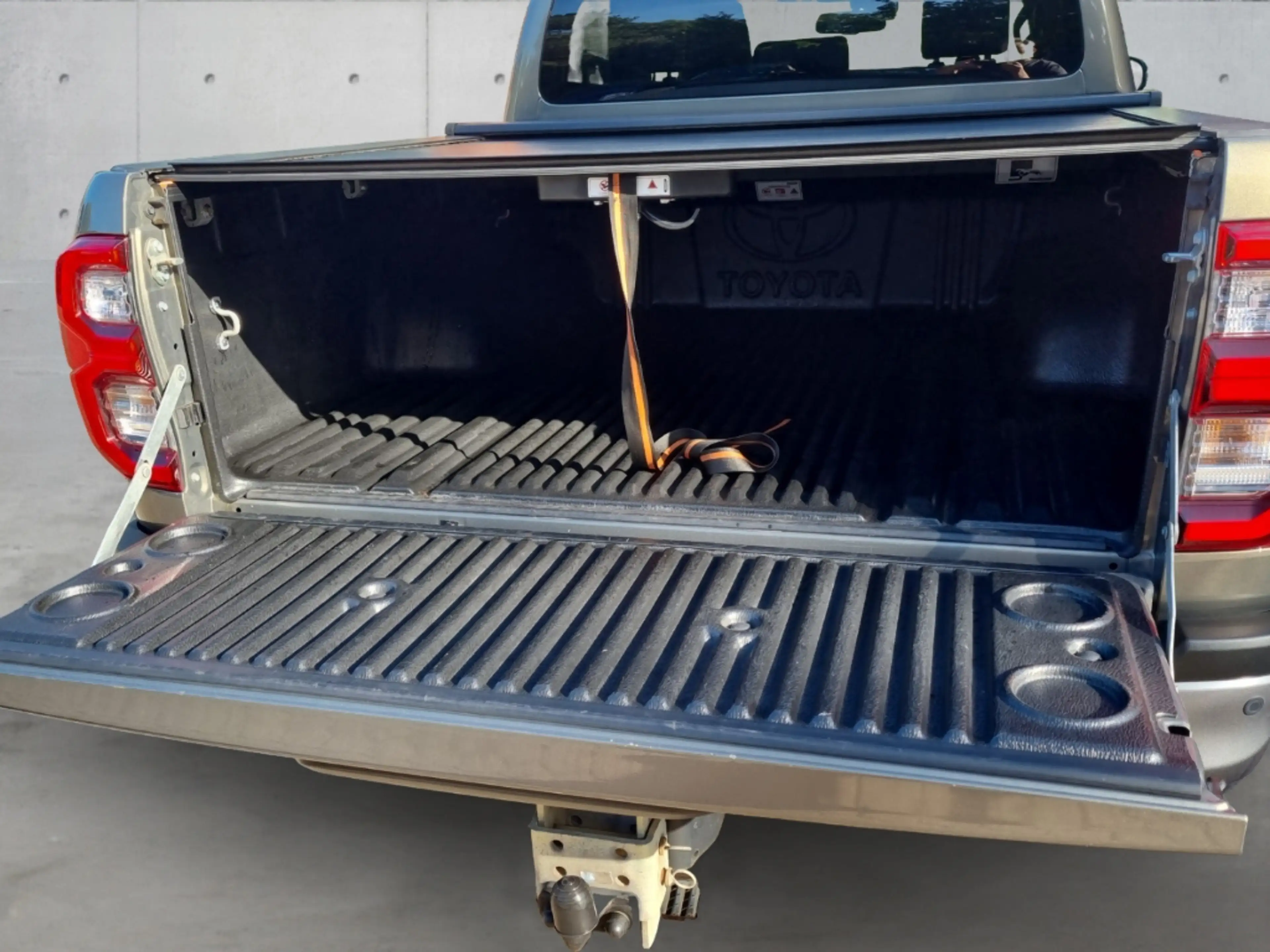 Toyota Hilux Double Cab Invincible 4x4*AHK*Rolo*M+S*Leder*SHZ*N — photo 18