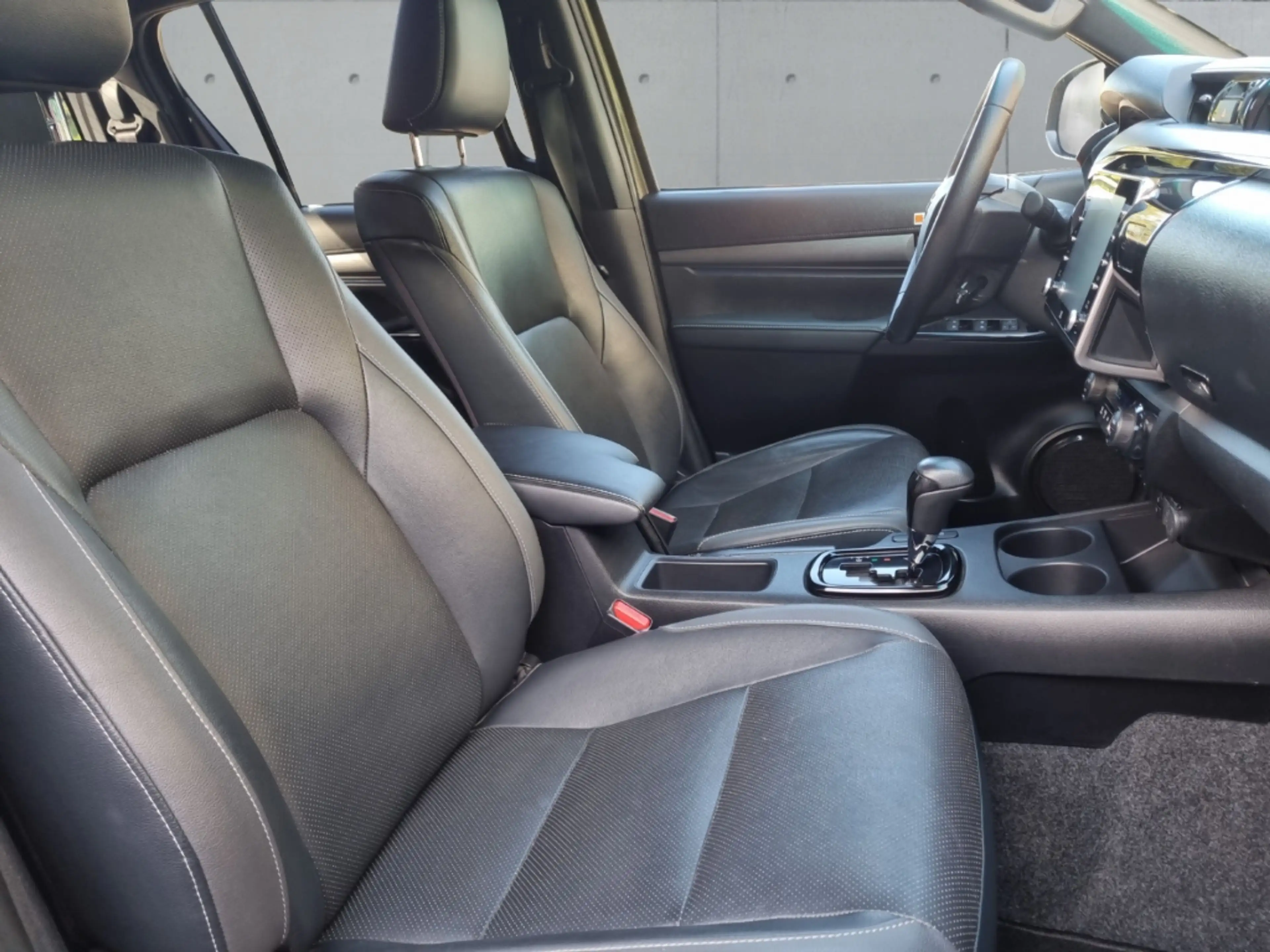 Toyota Hilux Double Cab Invincible 4x4*AHK*Rolo*M+S*Leder*SHZ*N — photo 10