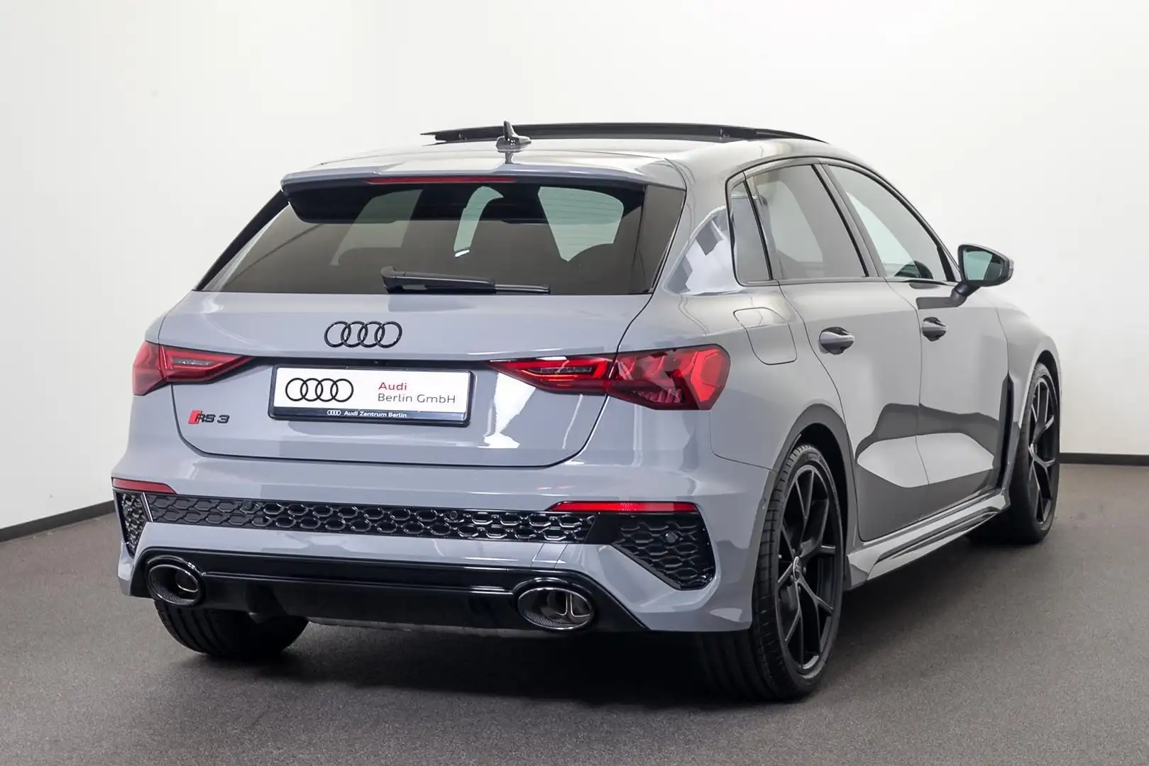 Audi RS3 quattro S tronic Šedá - 2