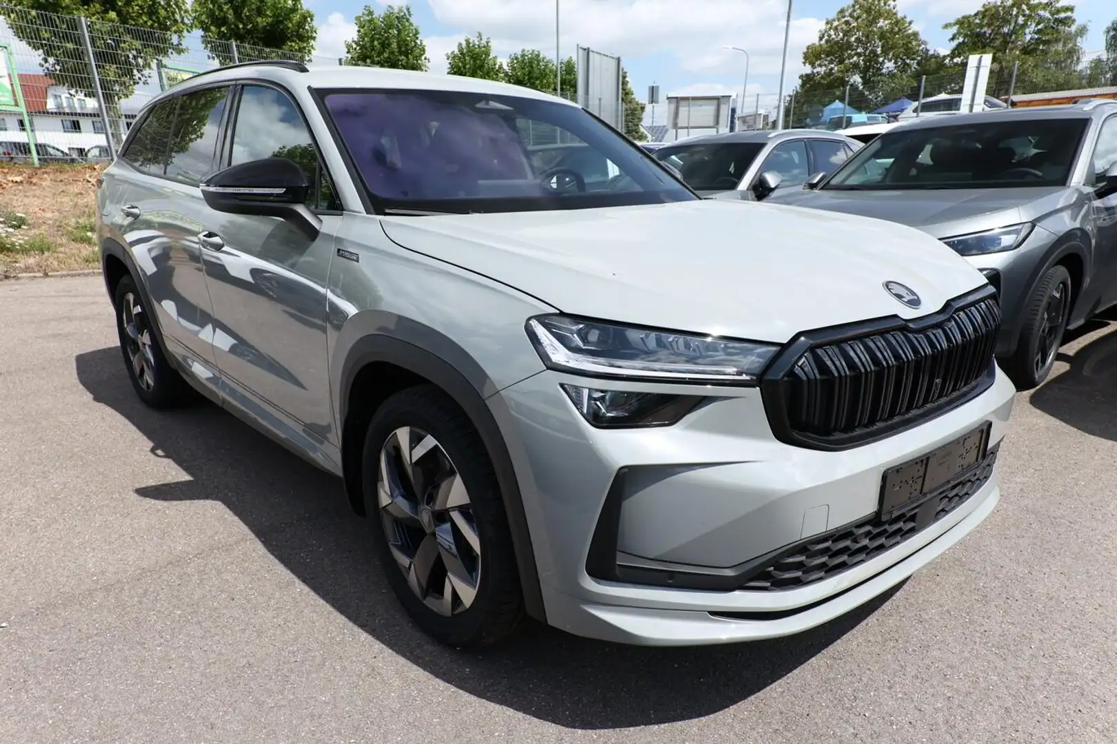 Skoda Kodiaq Sportline Sportl AHK Matrix Nav Kessy ACC SunS ... Grau - 2