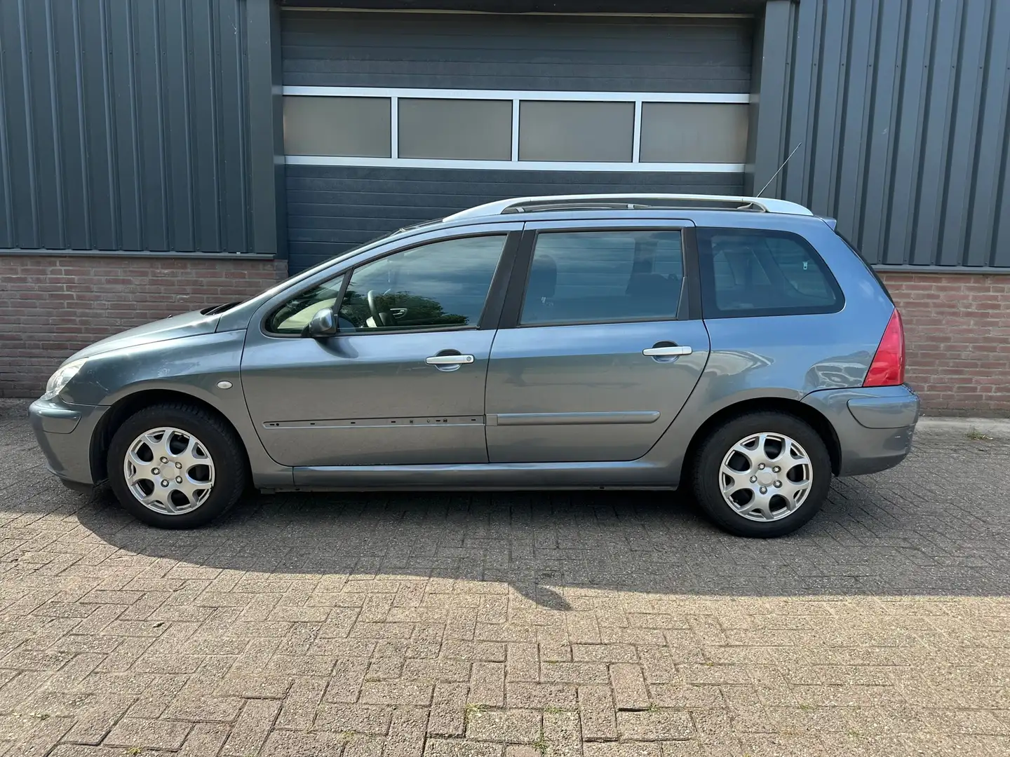 Peugeot 307 SW Premium Panoramadak Apk t/m 27-06-2026 Grijs - 2