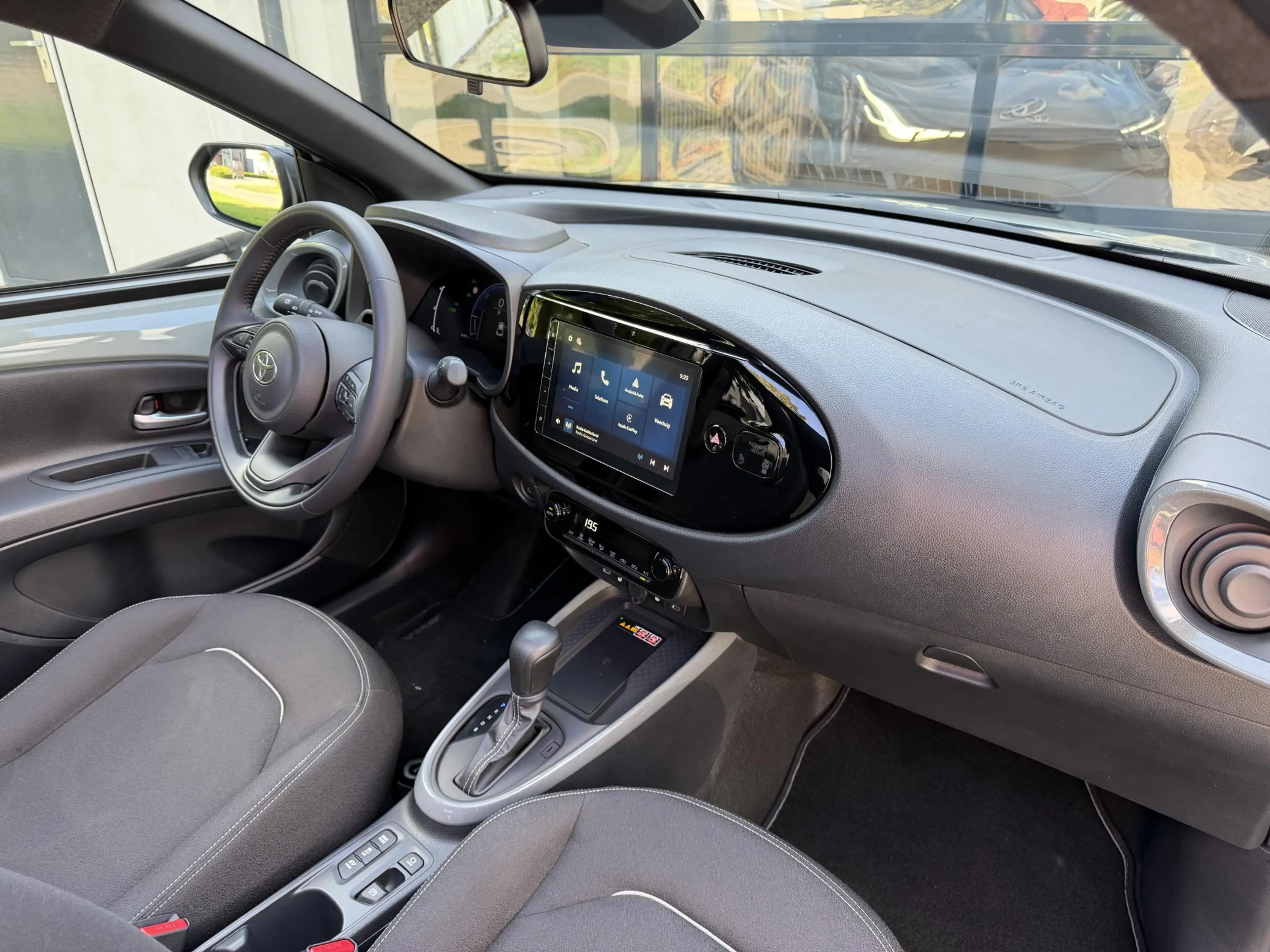 Toyota Aygo X 1.5 VVT-i HEV Pulse e-CVT Elektrisch vouwdak | Cam — photo 4