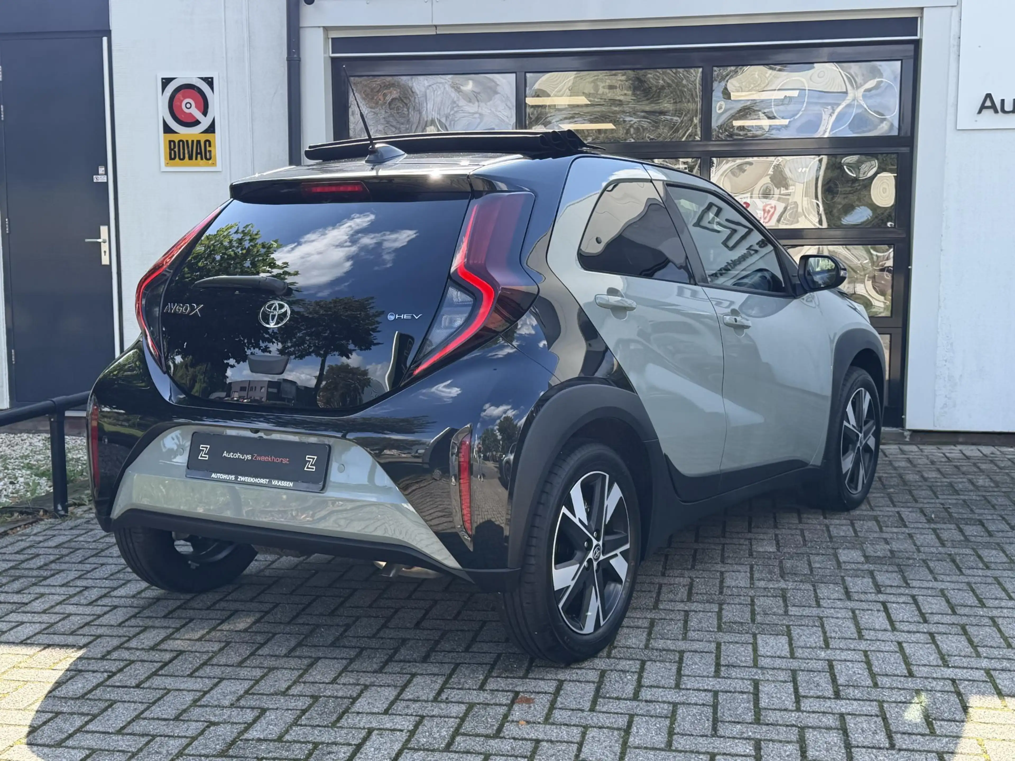 Toyota Aygo X 1.5 VVT-i HEV Pulse e-CVT Elektrisch vouwdak | Cam — photo 2
