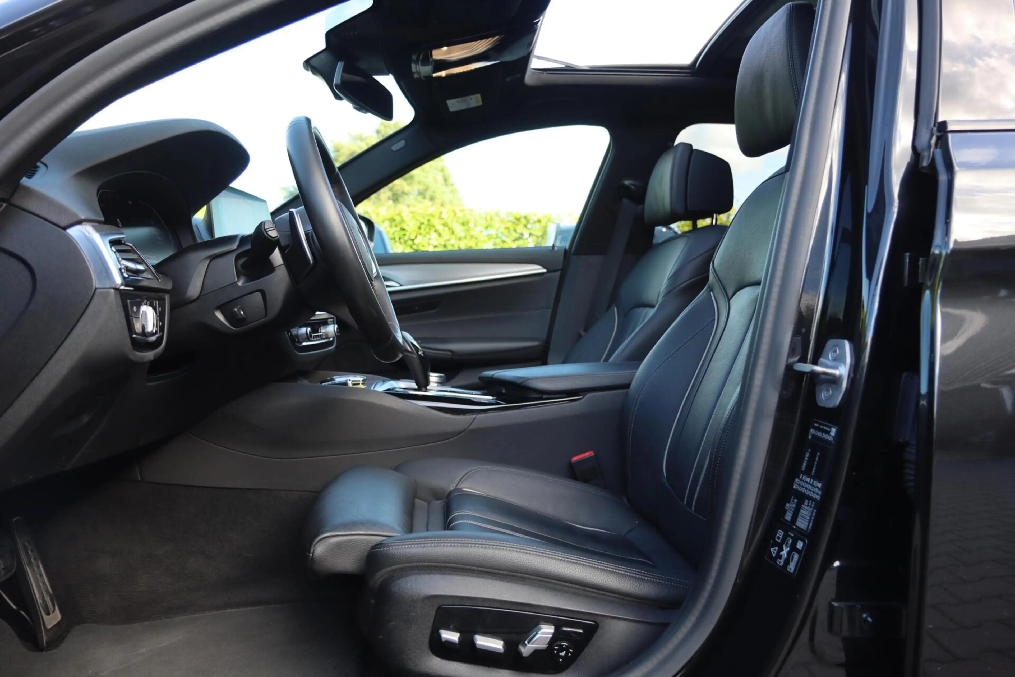BMW 530 5-serie Touring 530i xDrive High Executive | PANO — photo 6