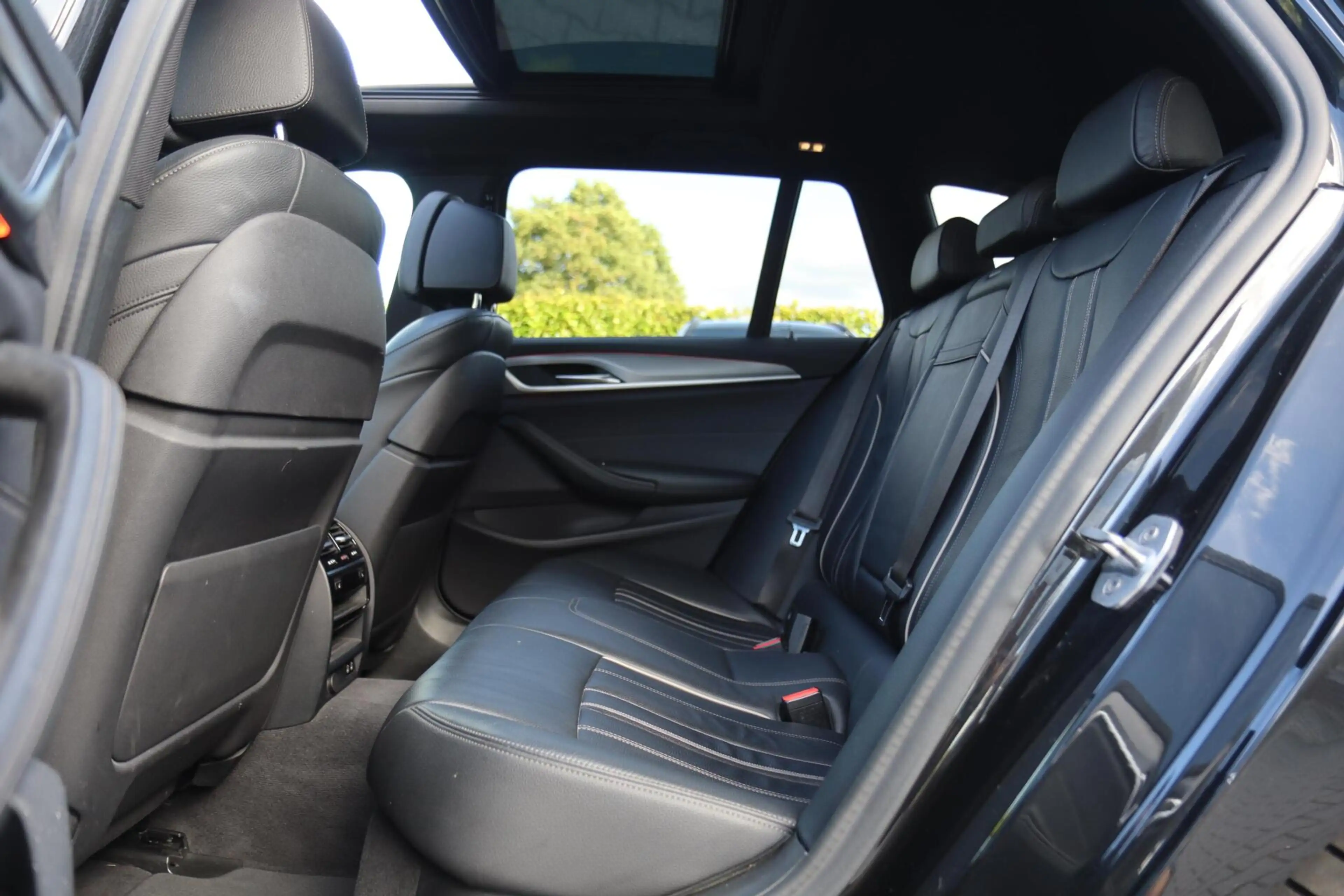 BMW 530 5-serie Touring 530i xDrive High Executive | PANO — photo 7