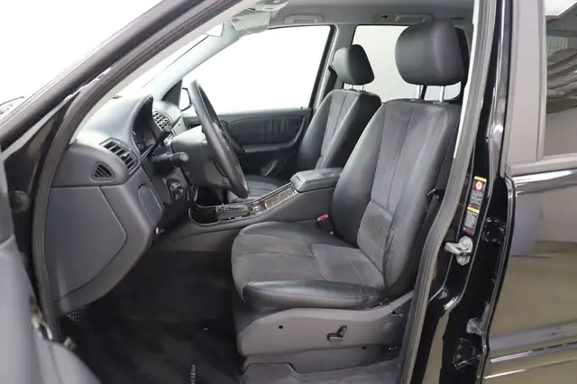 Mercedes-Benz M-Class view 9