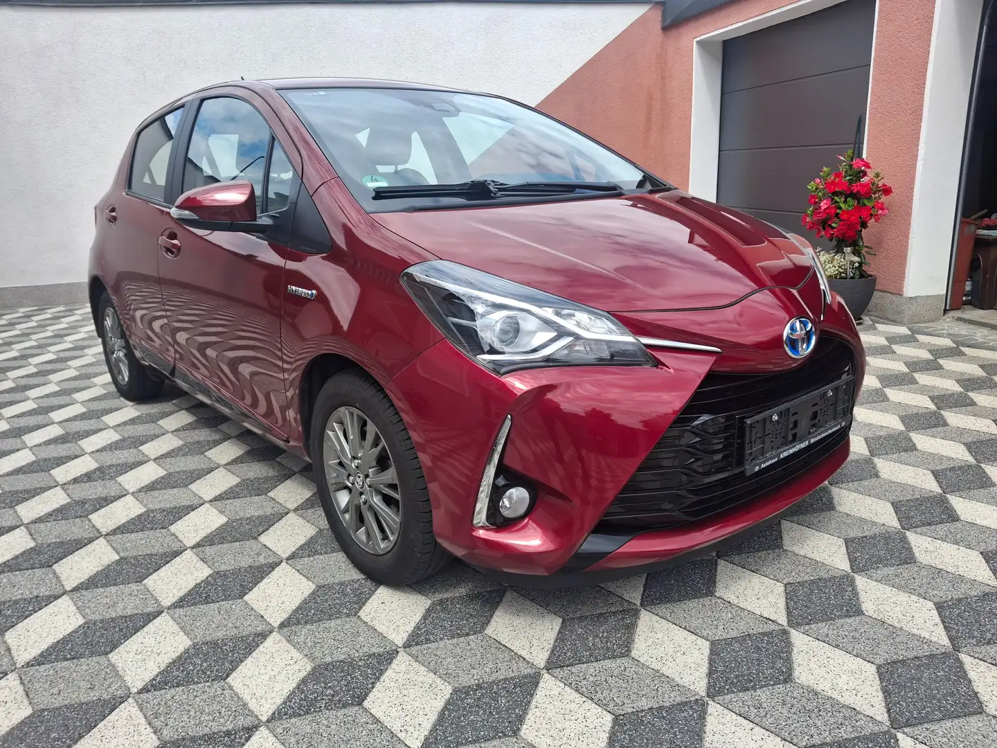 Toyota Yaris Hybrid 1.5 VVT-i Comfort Rouge - 1