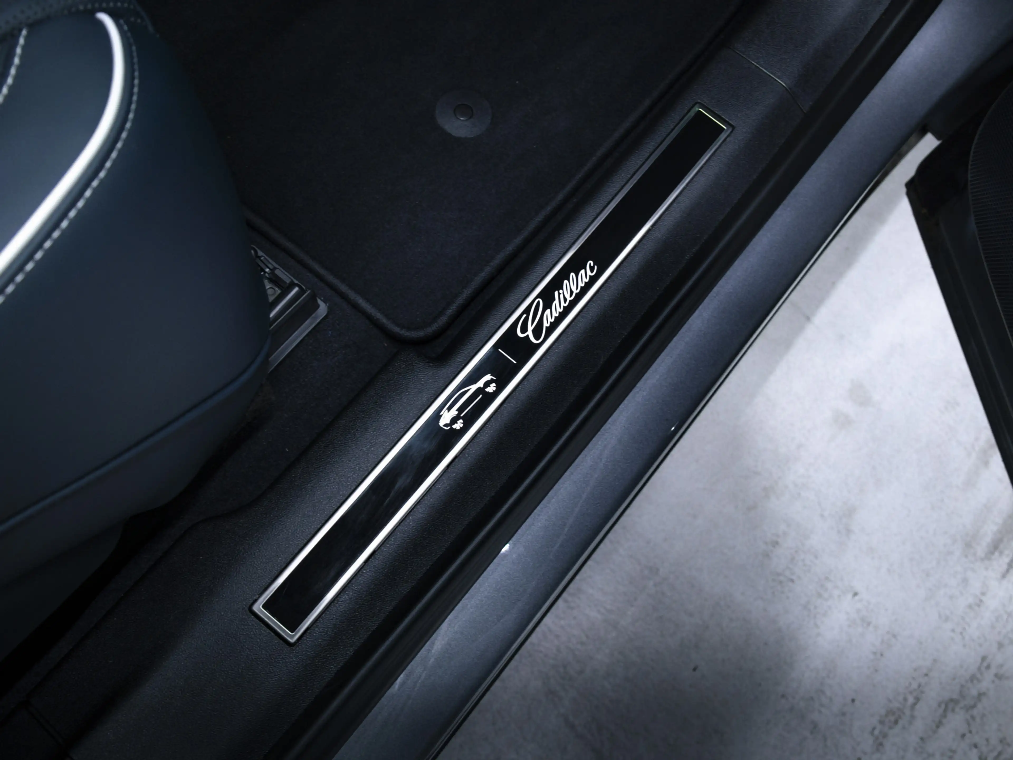 Cadillac Lyriq Sport 600 EV / Juniper Interior — photo 12