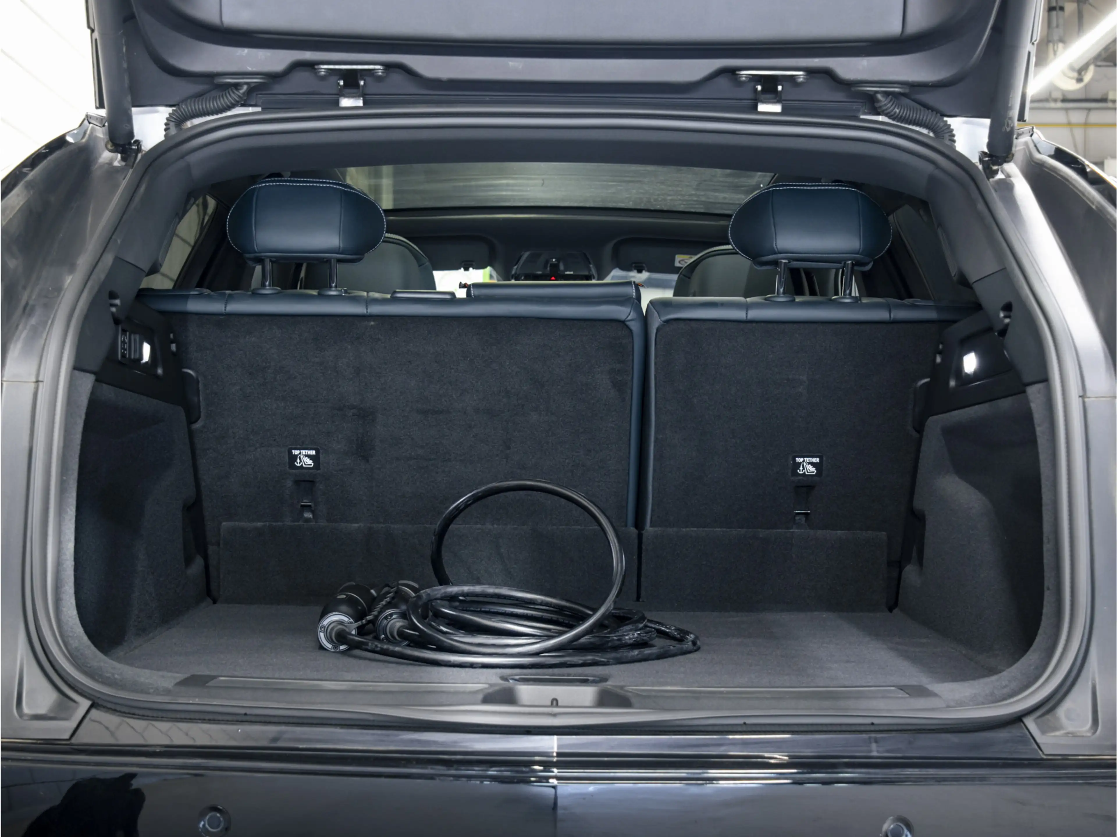 Cadillac Lyriq Sport 600 EV / Juniper Interior — photo 13