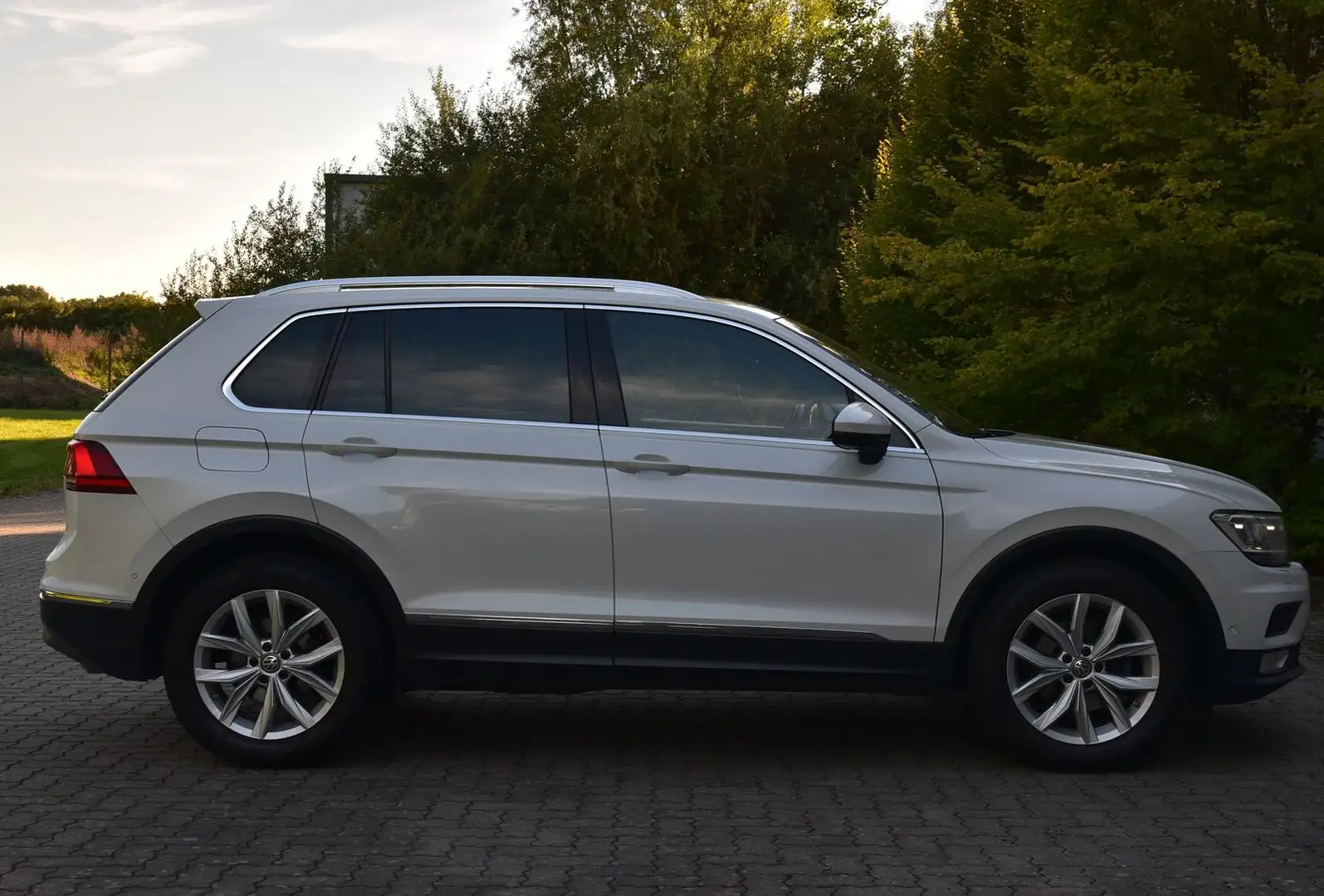 Volkswagen Tiguan Highline/LED/AHK/Digital Cockpit/SHZ Weiß - 2