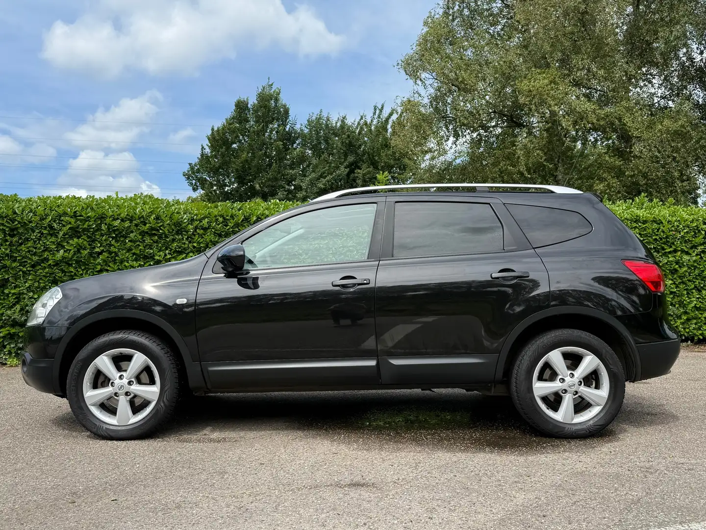 Nissan Qashqai+2 1.6 Optima | 7 Persoons | Panoramadak | Trekhaak | Zwart - 2