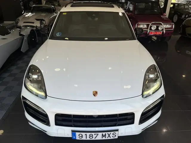 Porsche Cayenne view 3