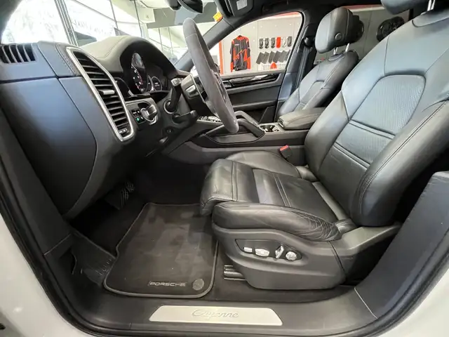Porsche Cayenne view 12