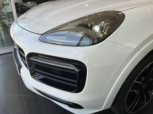 Porsche Cayenne view 9
