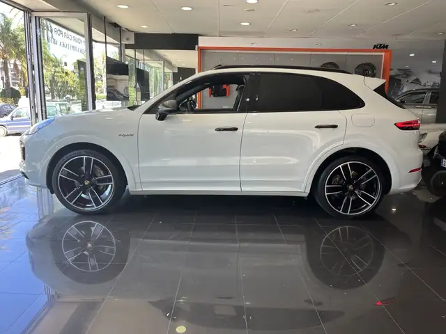Porsche Cayenne view 8