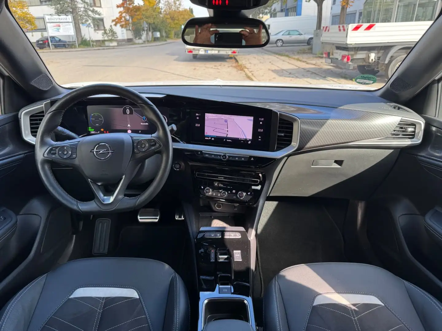 Opel Mokka-E Ultimate Lux/Drive-Ass+/11KW/Wärme/Leder Weiß - 2