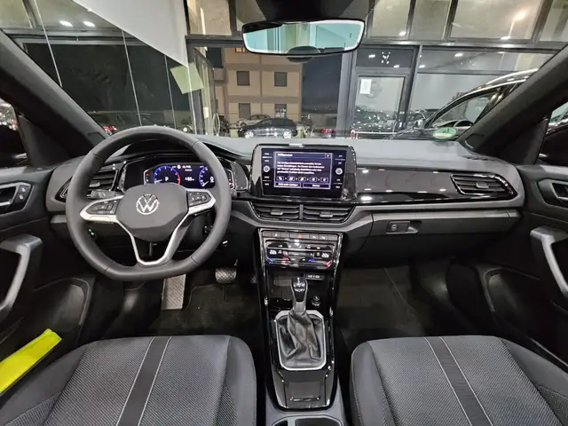 Volkswagen T-Roc view 11
