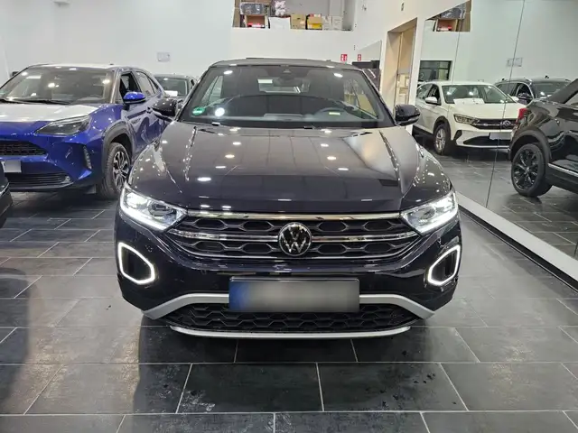 Volkswagen T-Roc view 2
