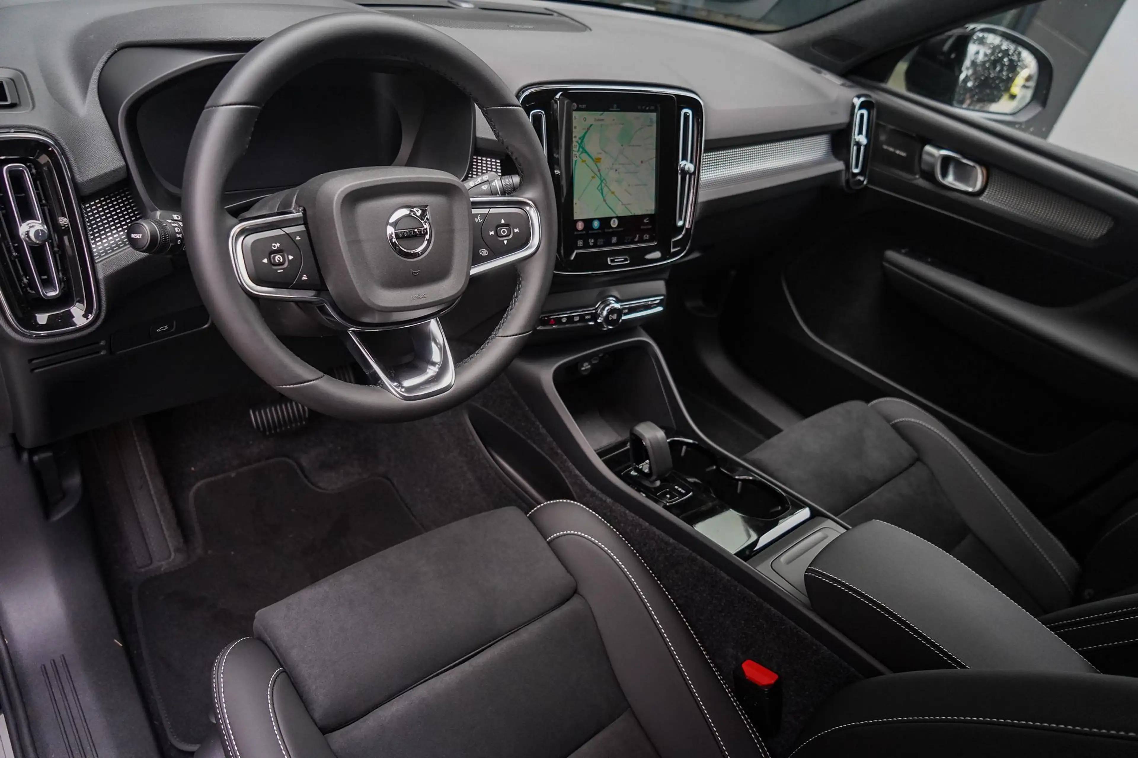 Volvo EX40 Single Motor Extended Range Plus Black Ed. 82 kWh — photo 12