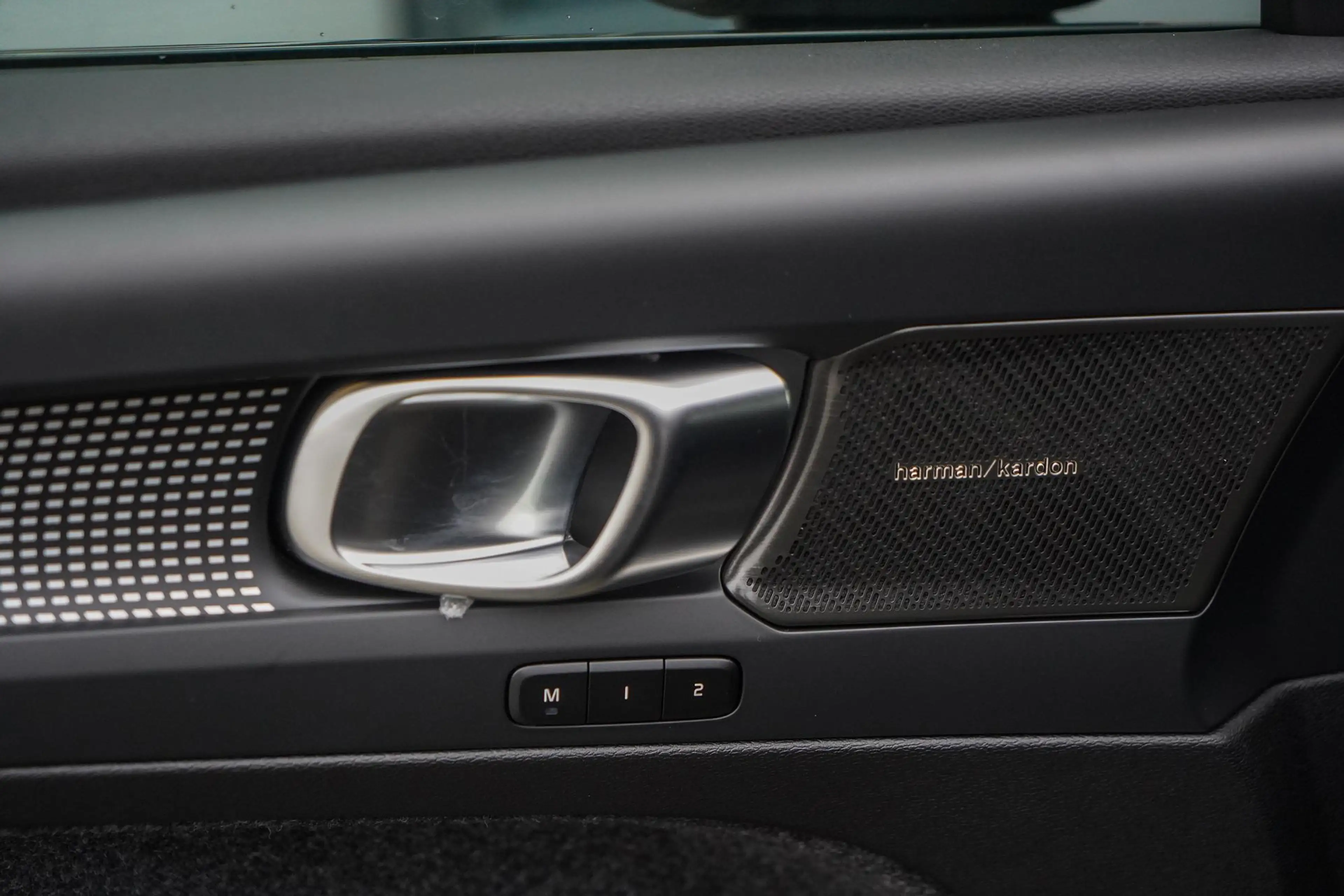 Volvo EX40 Single Motor Extended Range Plus Black Ed. 82 kWh — photo 15