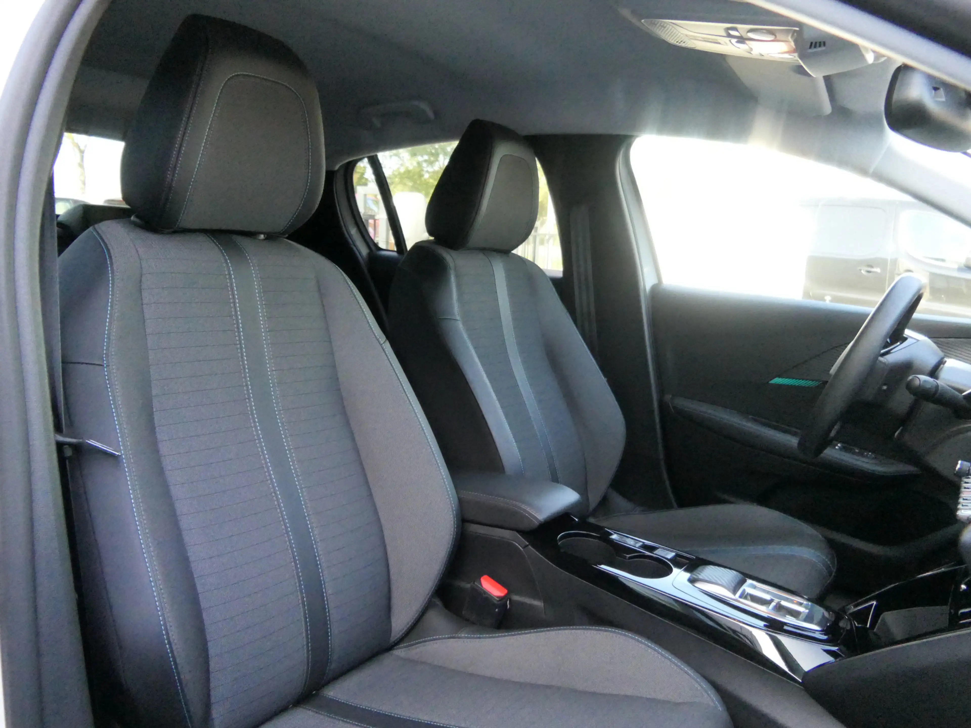 Peugeot e-208 EV Allure Pack 50 kWh | Warmtepomp | Winter Pack — photo 17