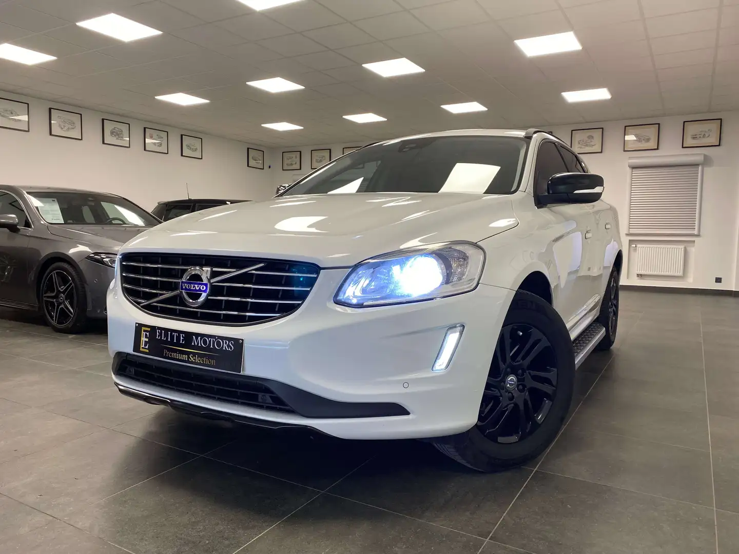 Volvo XC60 2.0 D3 Summum Blackline Geartronic 1eMAIN/FULL Blanc - 1