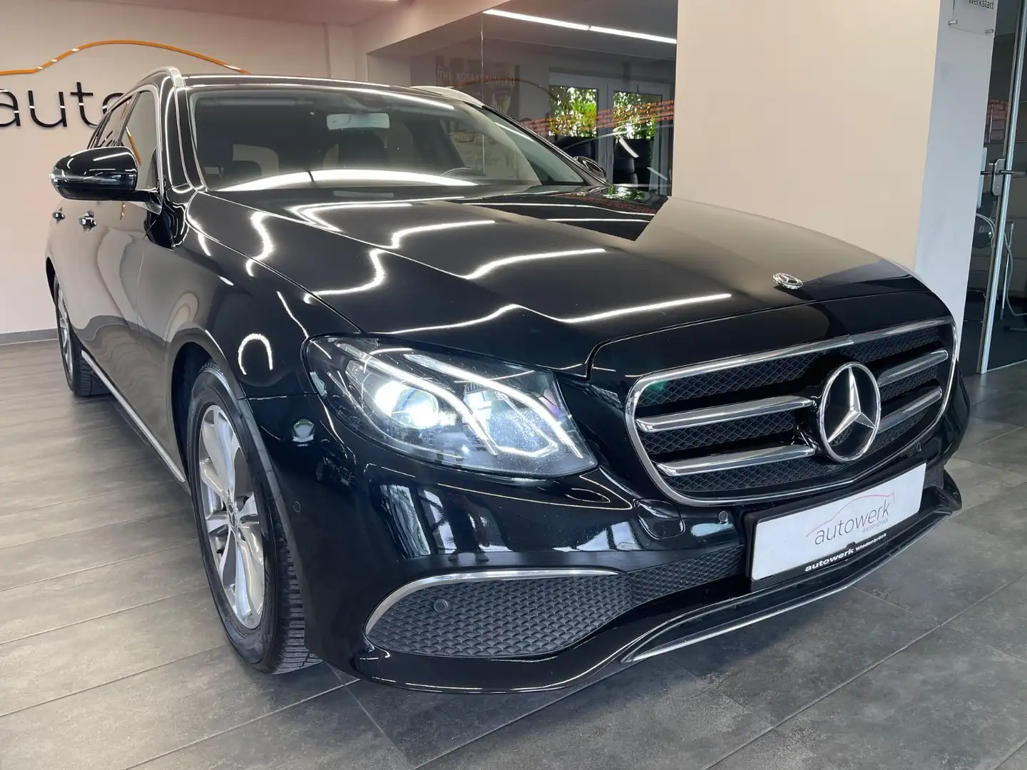 Mercedes-Benz E 200 T d Avantgarde *9G/Navi/Leder/LED/ALU/AHK* Negro - 1