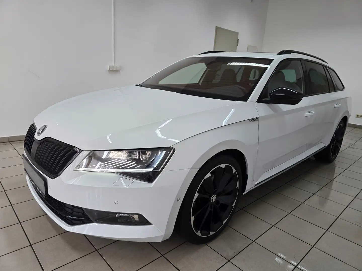 Skoda Superb Combi 2.0 TDI Sportline Virtual Panorama Canton Weiß - 1