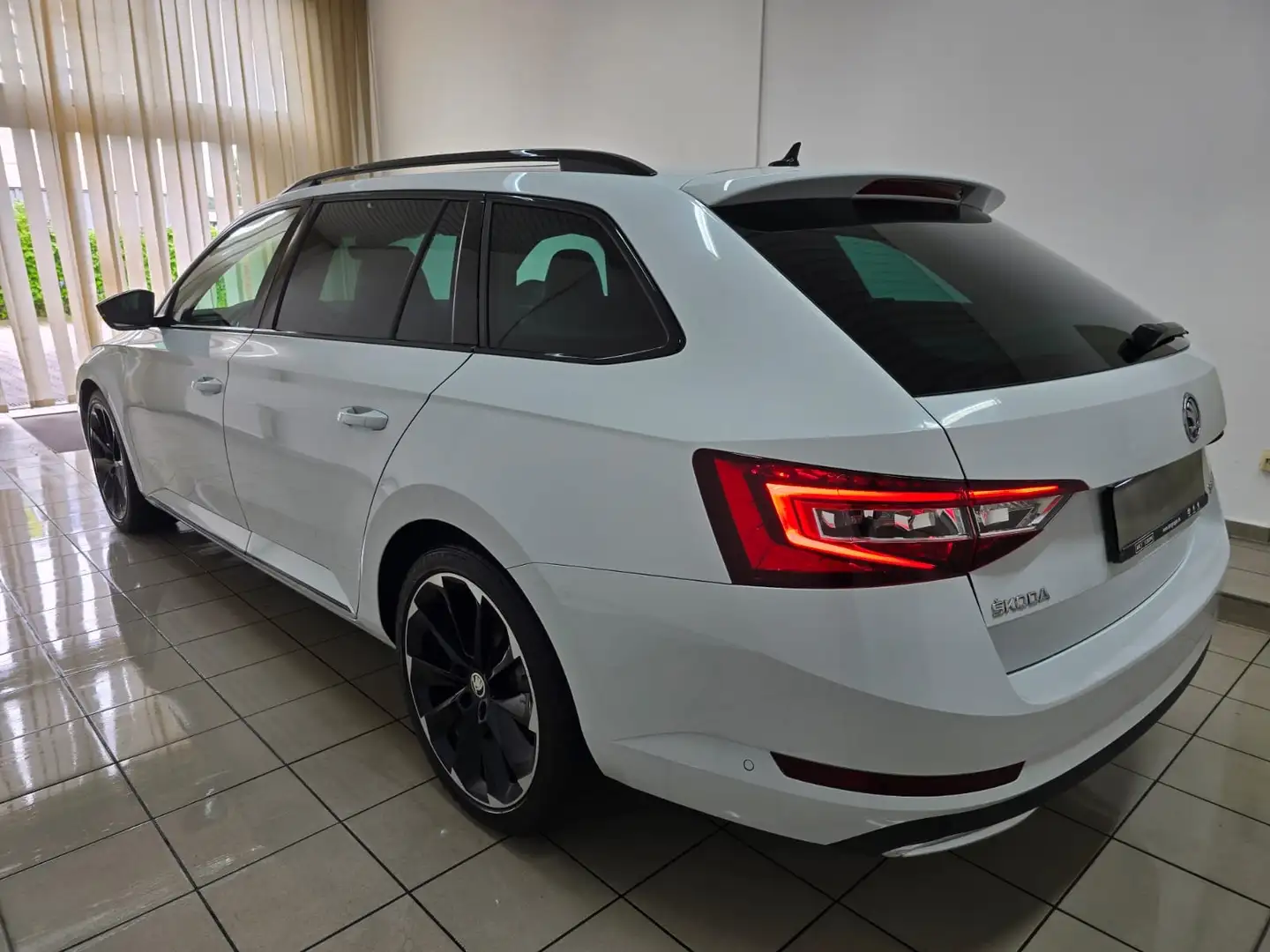Skoda Superb Combi 2.0 TDI Sportline Virtual Panorama Canton Weiß - 2