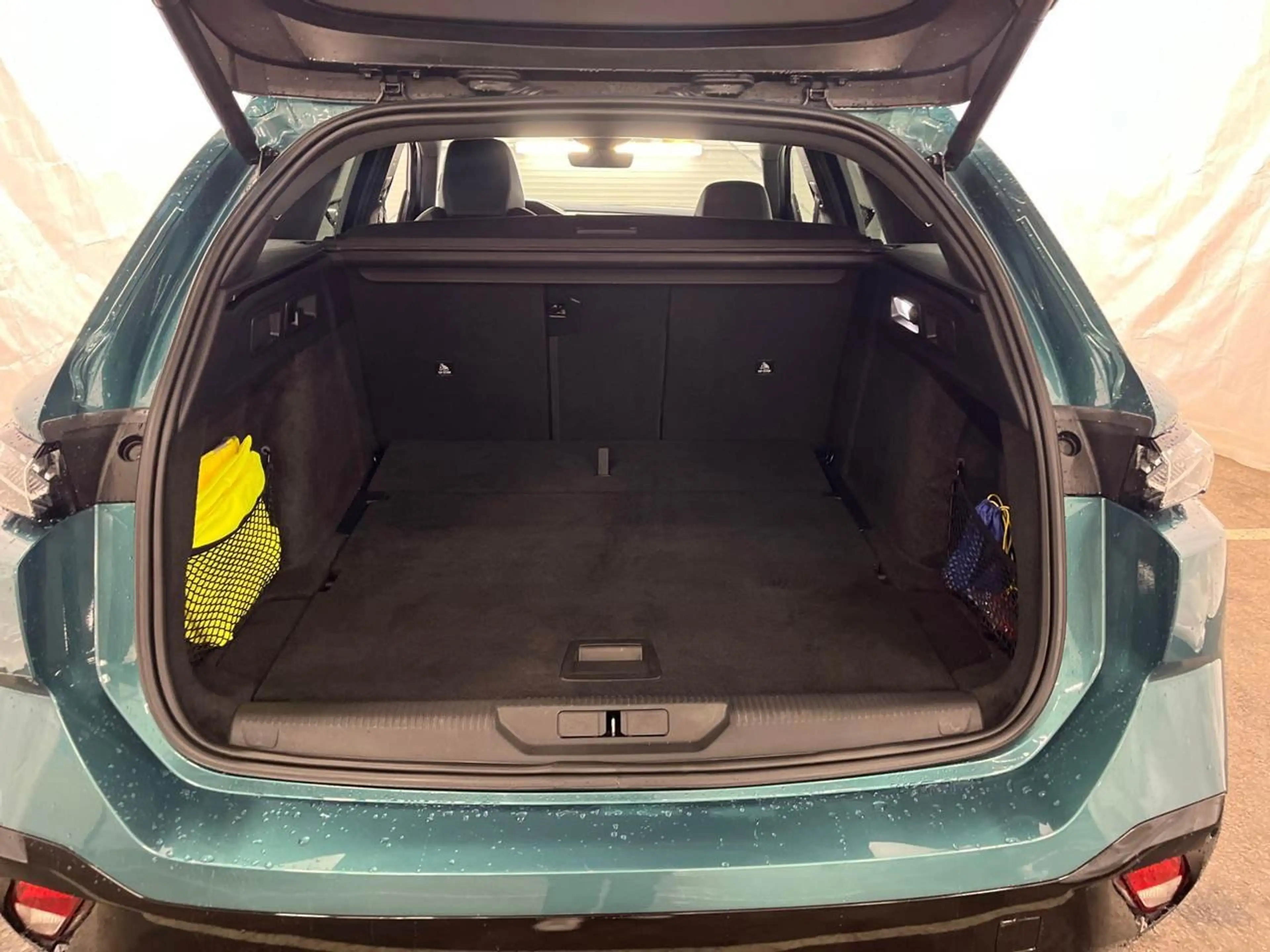 Peugeot 308 1.5 BlueHDi SW 130 GT Matrix 360° AHK ACC — photo 14