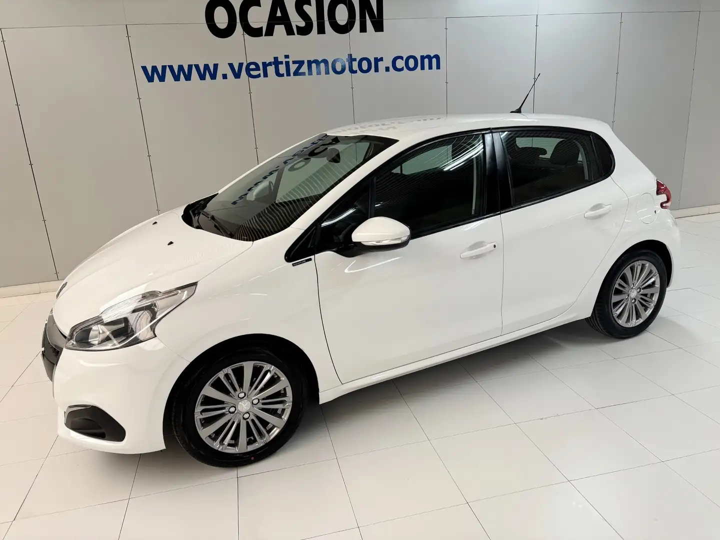 Peugeot 208 1.2 PureTech S&S Signature 82 Weiß - 1
