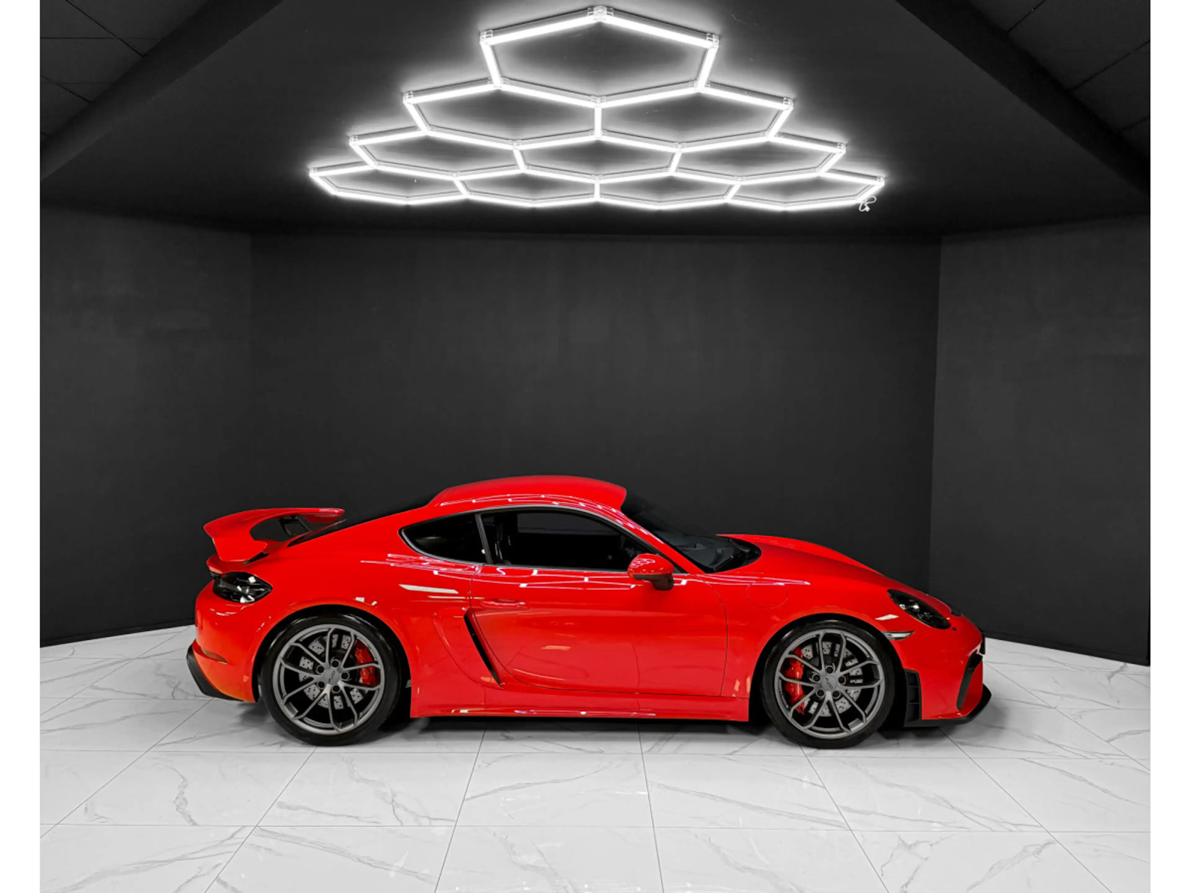 Porsche 718 Cayman GT4 — photo 6