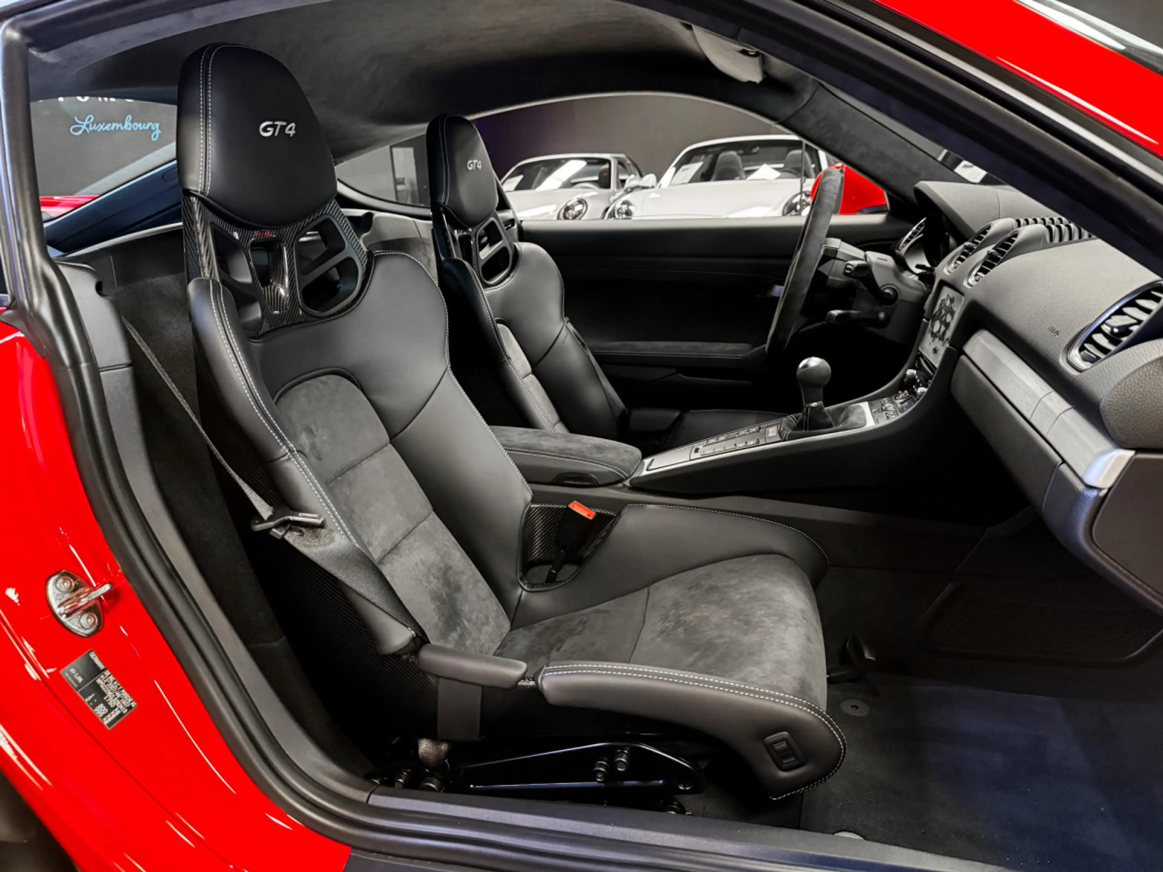 Porsche 718 Cayman GT4 — photo 11