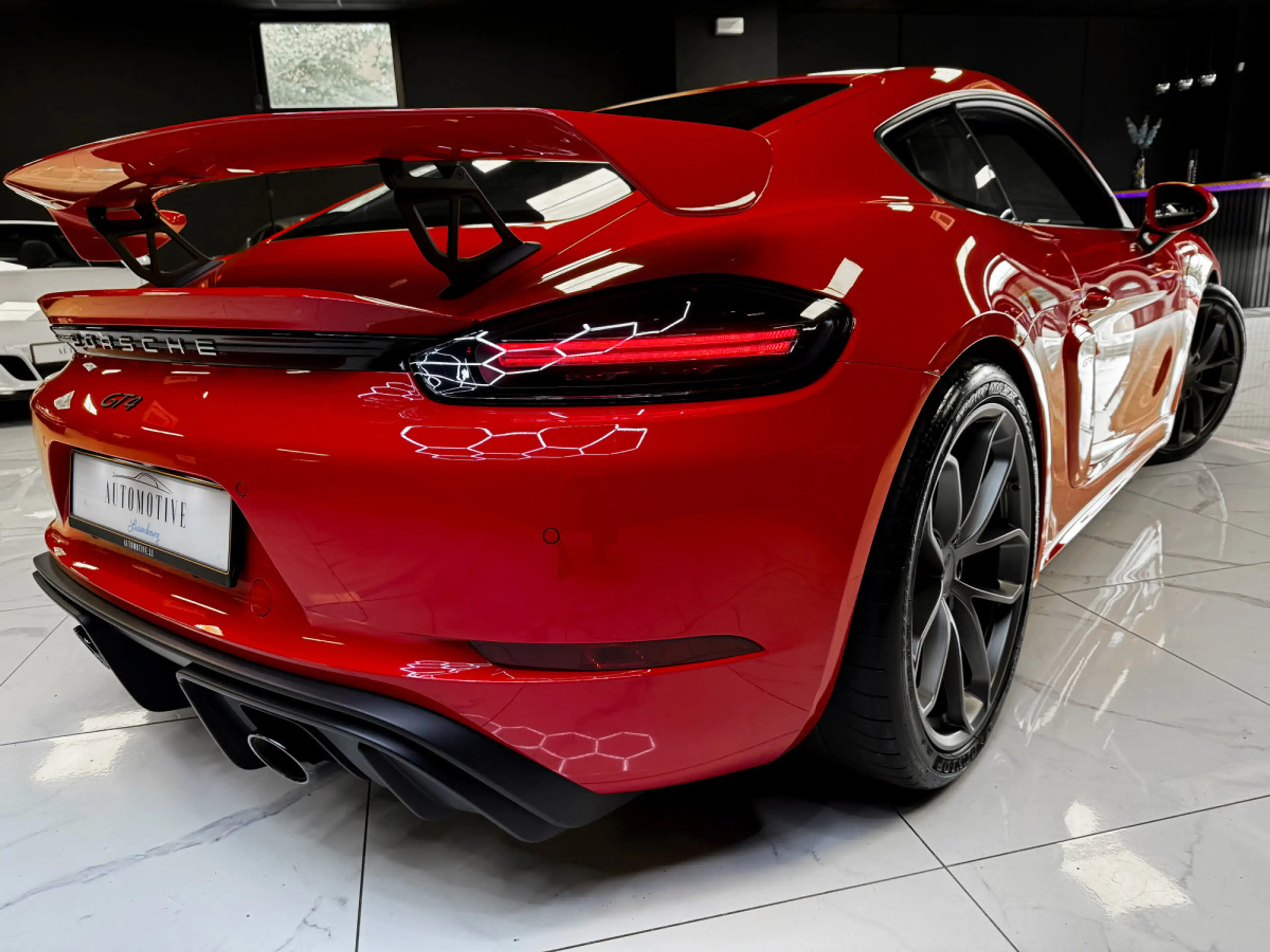 Porsche 718 Cayman GT4 — photo 14