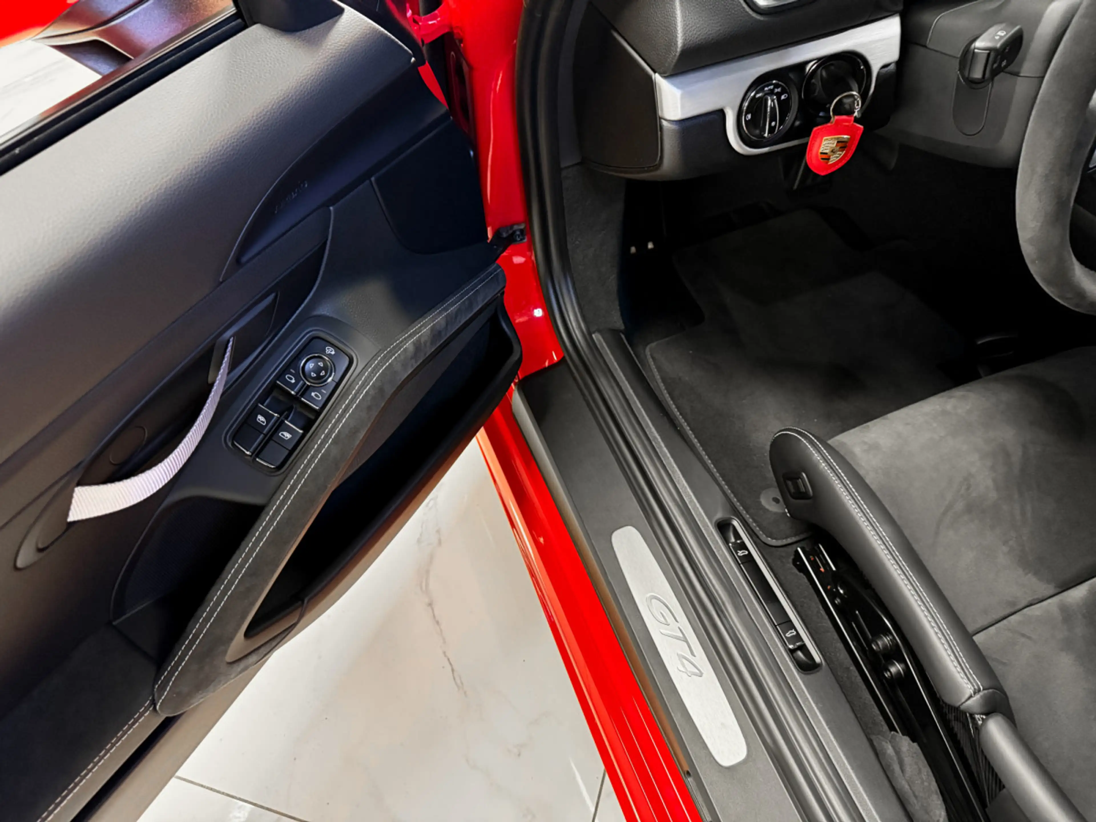 Porsche 718 Cayman GT4 — photo 10