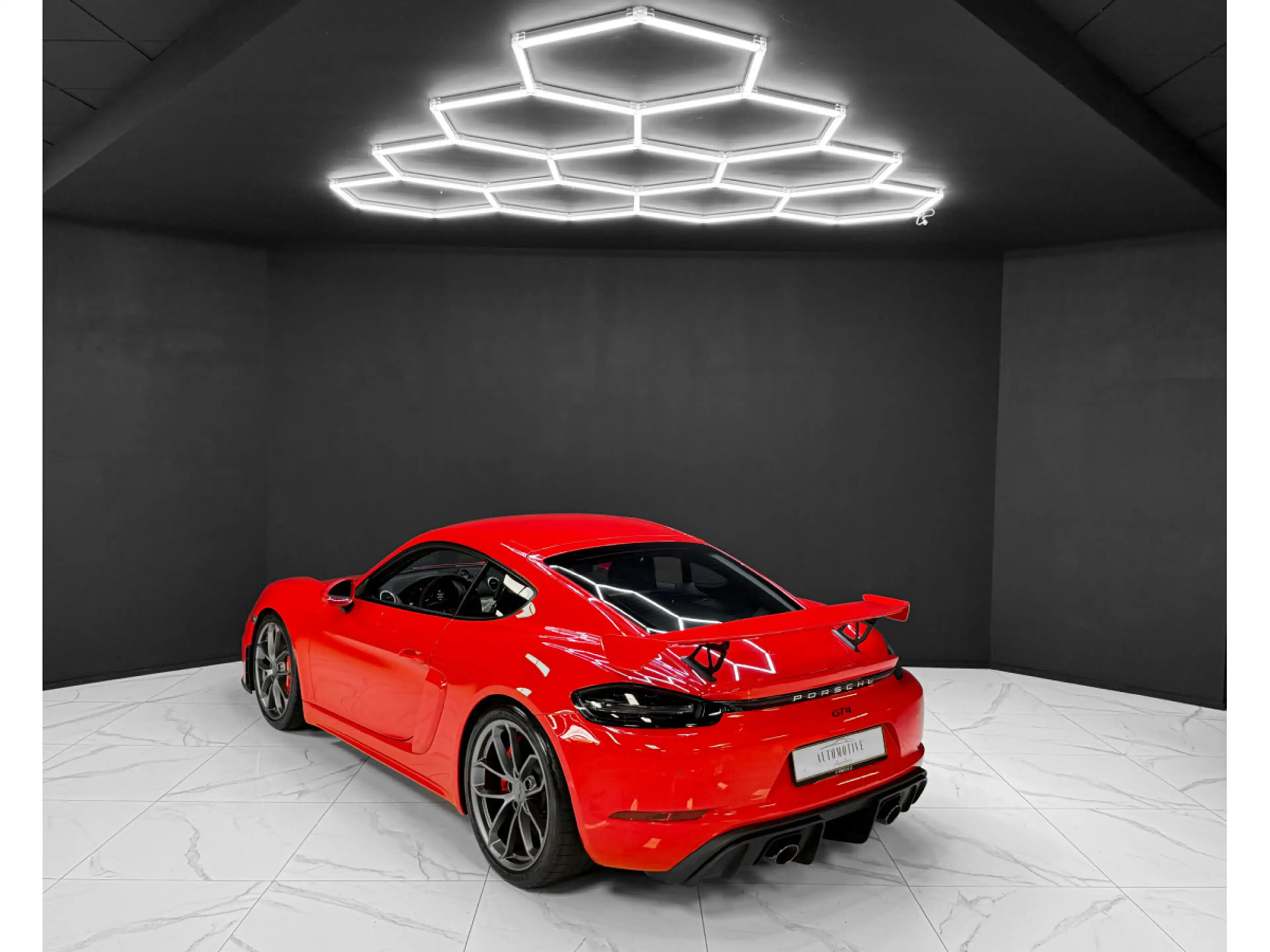 Porsche 718 Cayman GT4 — photo 3