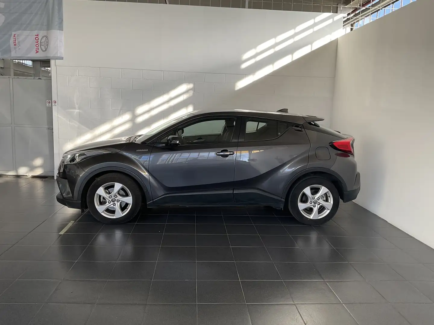 Toyota C-HR 5 porte 1.8 hybrid active 2wd e-cvt Grigio - 2
