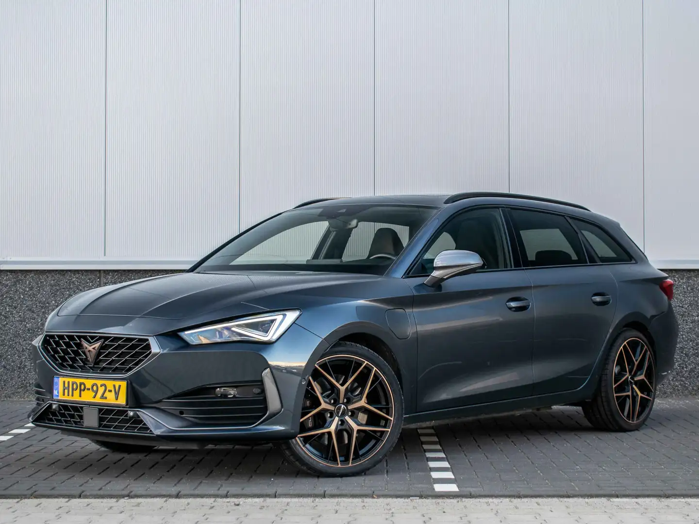CUPRA Leon Sportstourer 1.4 e-Hybrid VZ 245pk | Pano | Memory Grijs - 1