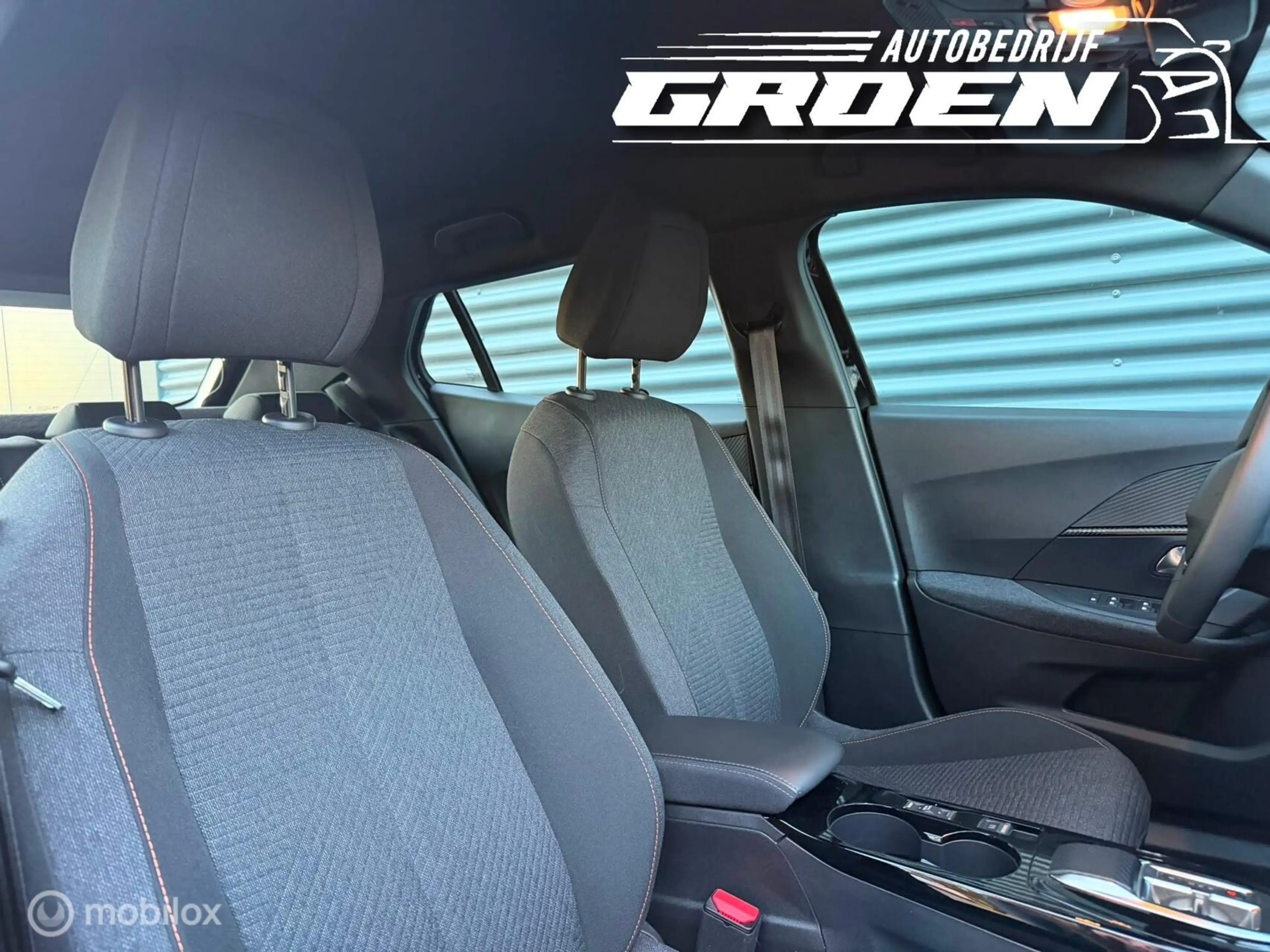 Peugeot e-2008 EV Active Pack 50 kWh AppleCarplay|SOH 99.8% — photo 32