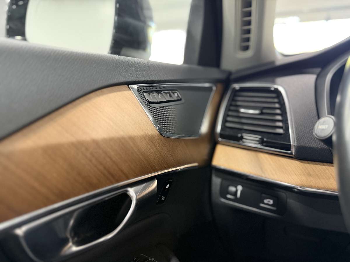 2021 Volvo XC90 T6 Momentum thumb 45