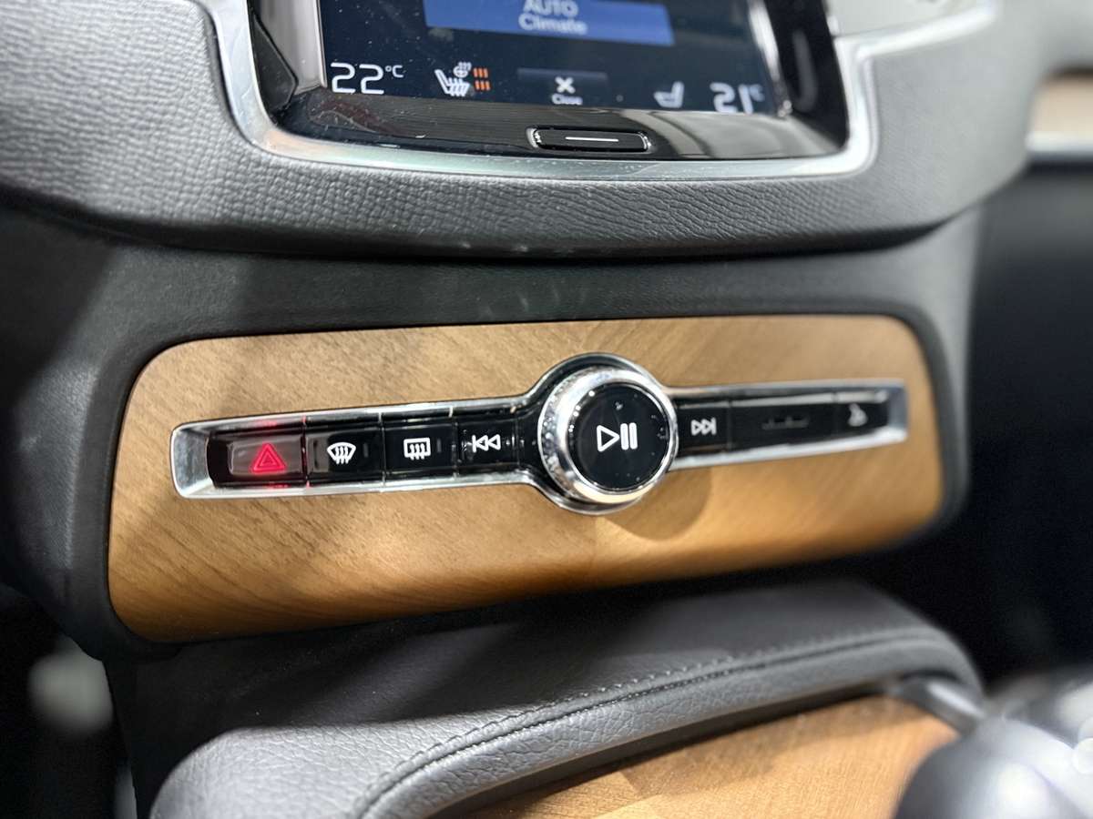 2021 Volvo XC90 T6 Momentum thumb 41