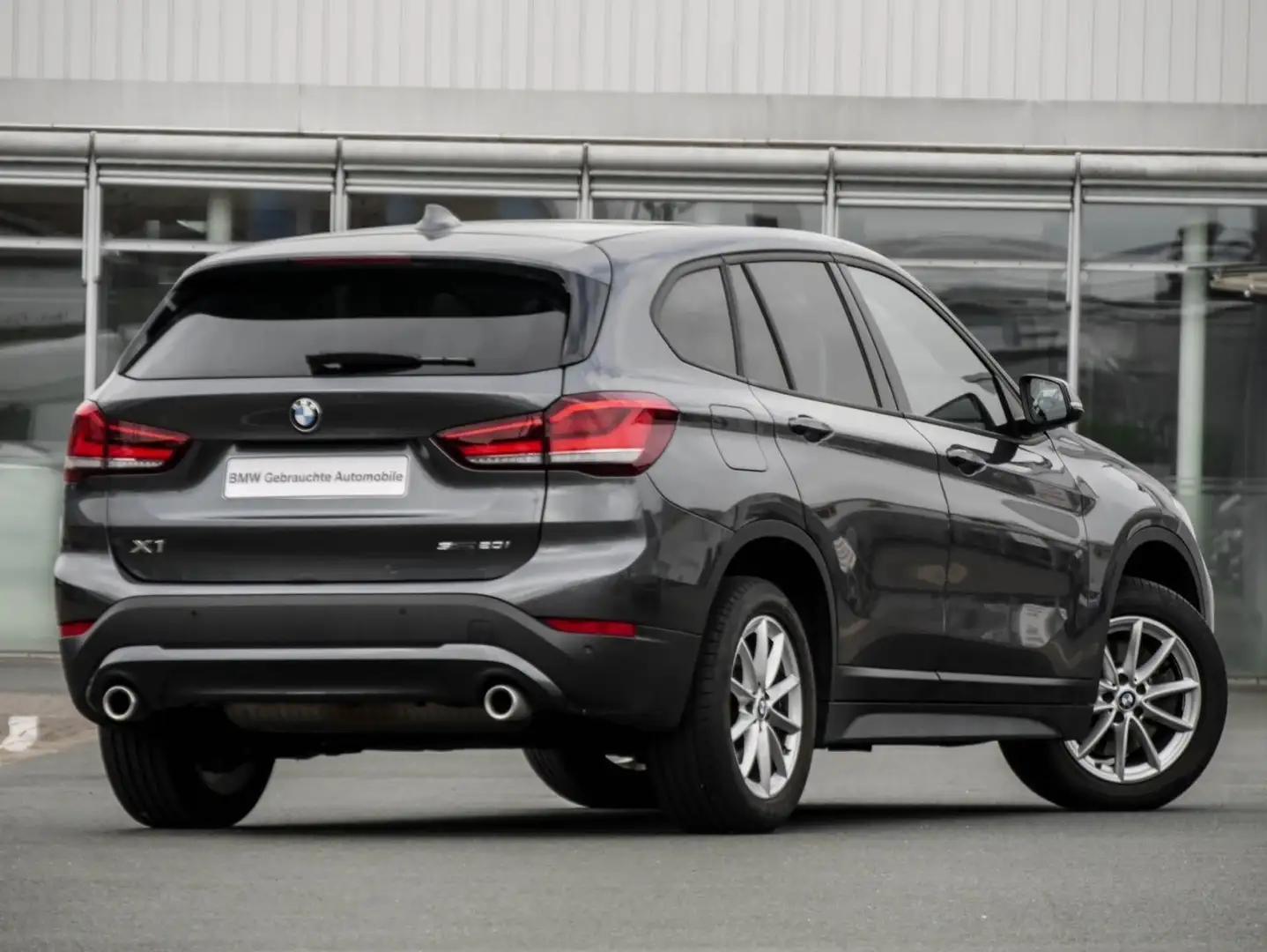 BMW X1 sDrive20i Aut. Advantage HUD+PANO+DAB+ALARM+LED Grijs - 2